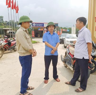 Đồng chí Bùi Nhân Sâm, TUV - Bí thư huyện ủy Hương Sơn đi kiểm tra và động viên phong trào xây dựng NTM nâng cao ở xã Sơn Trường.