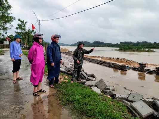 PBT TT huyện ủy Nguyễn Viết Dũng trực tiếp chỉ đạo ứng phó với mưa lũ tại các địa phương