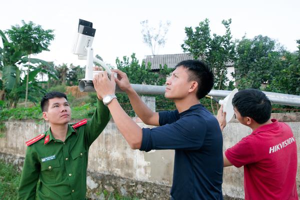 Công an xã Sơn Long trực tiếp giám sát quá trình lắp đặt, thi công