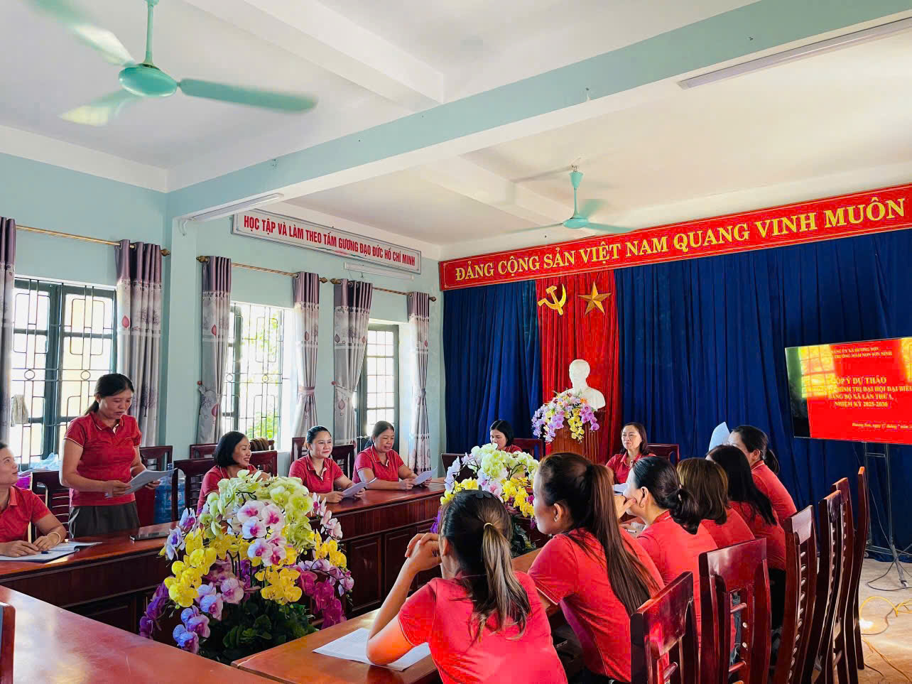 ĐẢNG VIÊN HƯƠNG SƠN TÍCH CỰC GÓP Ý XÂY DỰNG DỰ THẢO BÁO CÁO CHÍNH TRỊ ĐẠI HỘI ĐẢNG BỘ XÃ LẦN THỨ I