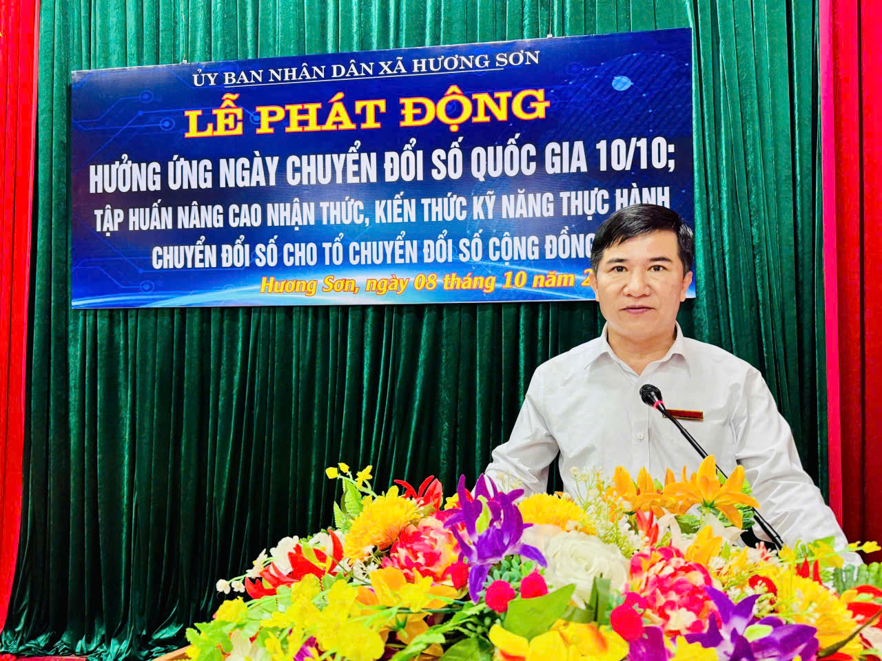 XÃ HƯƠNG SƠN TỔ CHỨC LỄ PHÁT ĐỘNG HƯỞNG ỨNG NGÀY CHUYỂN ĐỔI SỐ QUỐC GIA (10/10) VÀ TẬP HUẤN NÂNG CAO NHẬN THỨC, KỸ NĂNG CHUYỂN ĐỔI SỐ