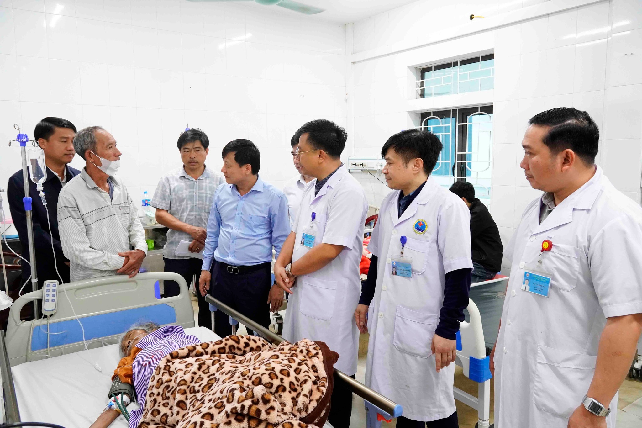 Lãnh đạo xã Hương Sơn thăm hỏi các bệnh nhân đang điều trị tại Trung tâm Y tế Hương Sơn