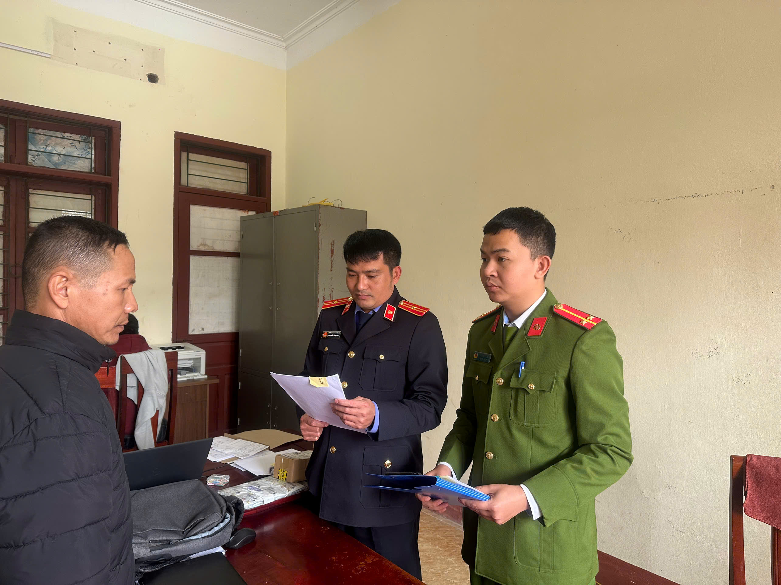 Viện KSND khu vực 5 – Hà Tĩnh phê chuẩn Quyết định khởi tố bị can đối với Trần Đức Bình, về tội “Vi phạm quy định về tham gia giao thông đường bộ” quy định tại Điều 260 Bộ luật Hình sự.