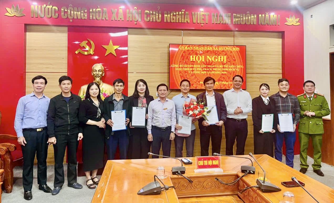 XÃ HƯƠNG SƠN CÔNG BỐ QUYẾT ĐỊNH TIẾP NHẬN VIÊN CHỨC