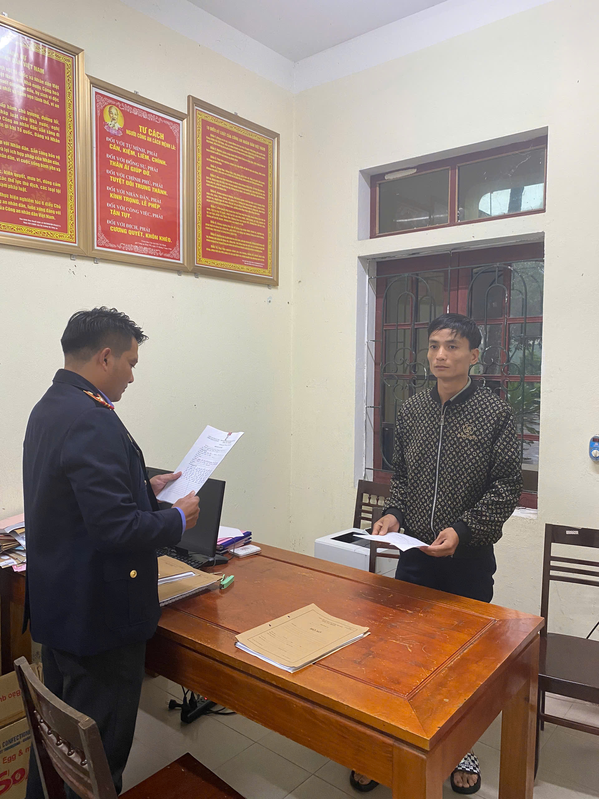 Lấy trộm đồ khi đến nhà bạn chơi