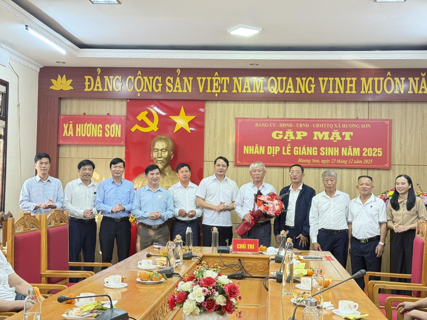 XÃ HƯƠNG SƠN GẶP MẶT CÁC VỊ CHỨC SẮC, CHỨC VIỆC NHÂN DỊP LỄ GIÁNG SINH 2025