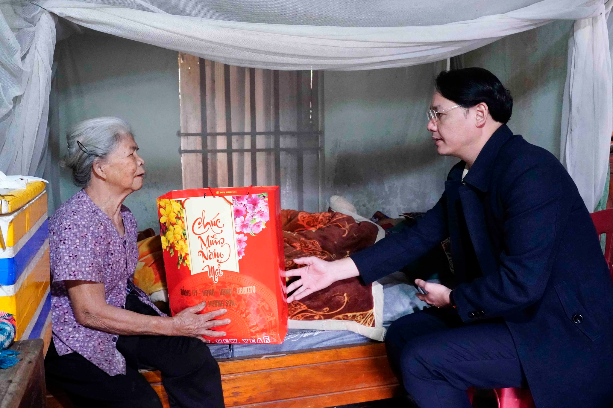 Phó Bí thư TT Đảng ủy xã Trần Quang Thắng thăm hỏi chúc Tết một số gia đình thương binh, bệnh binh.