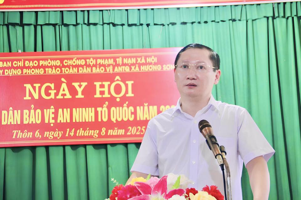 Đồng chí Bí thư Đảng uỷ xã dự ngày hội TDBVANTQ  tại thôn 6