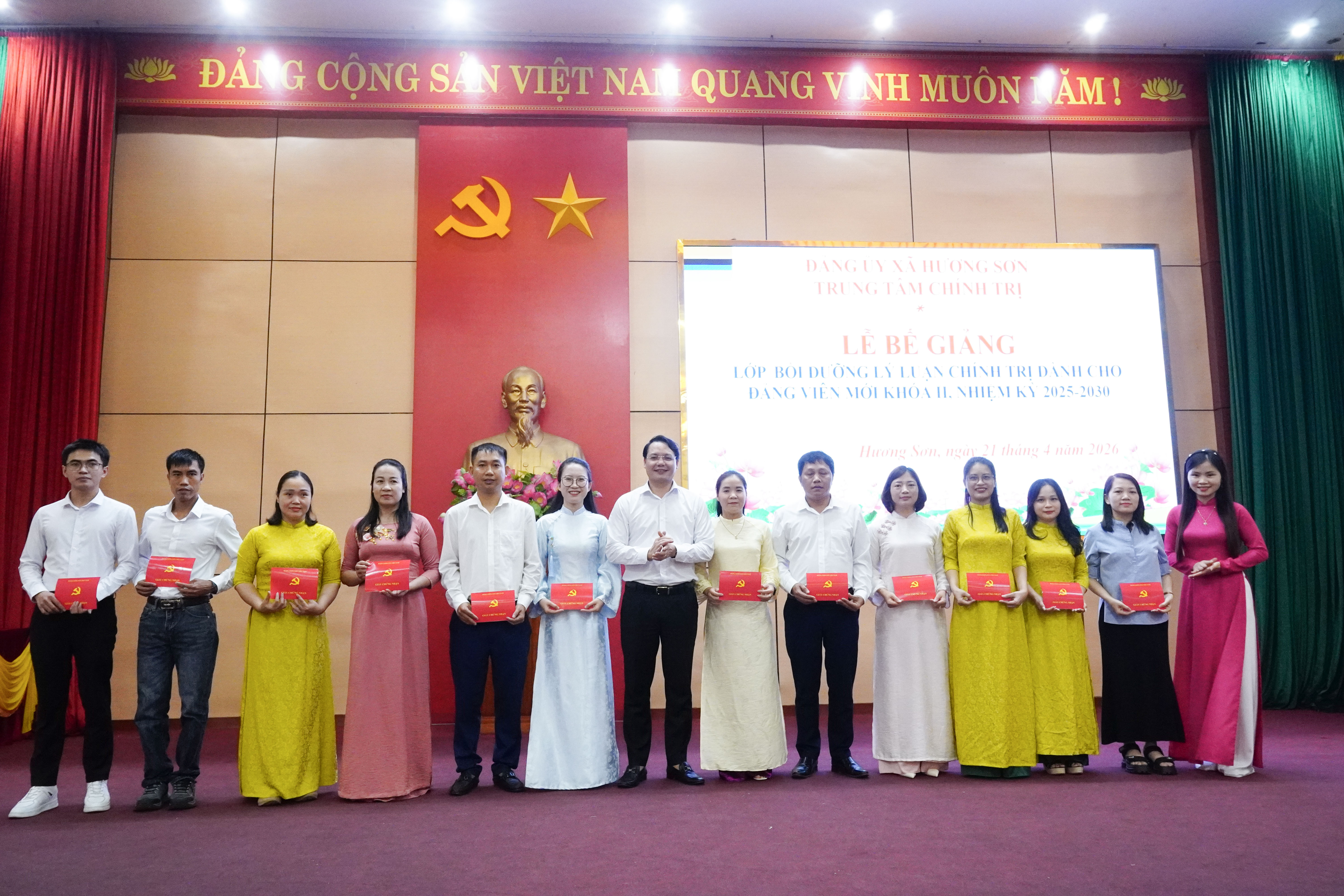 Trung tâm Chính trị xã Hương Sơn: Bế giảng lớp Bồi dưỡng lý luận chính trị dành cho đảng viên mới khóa II