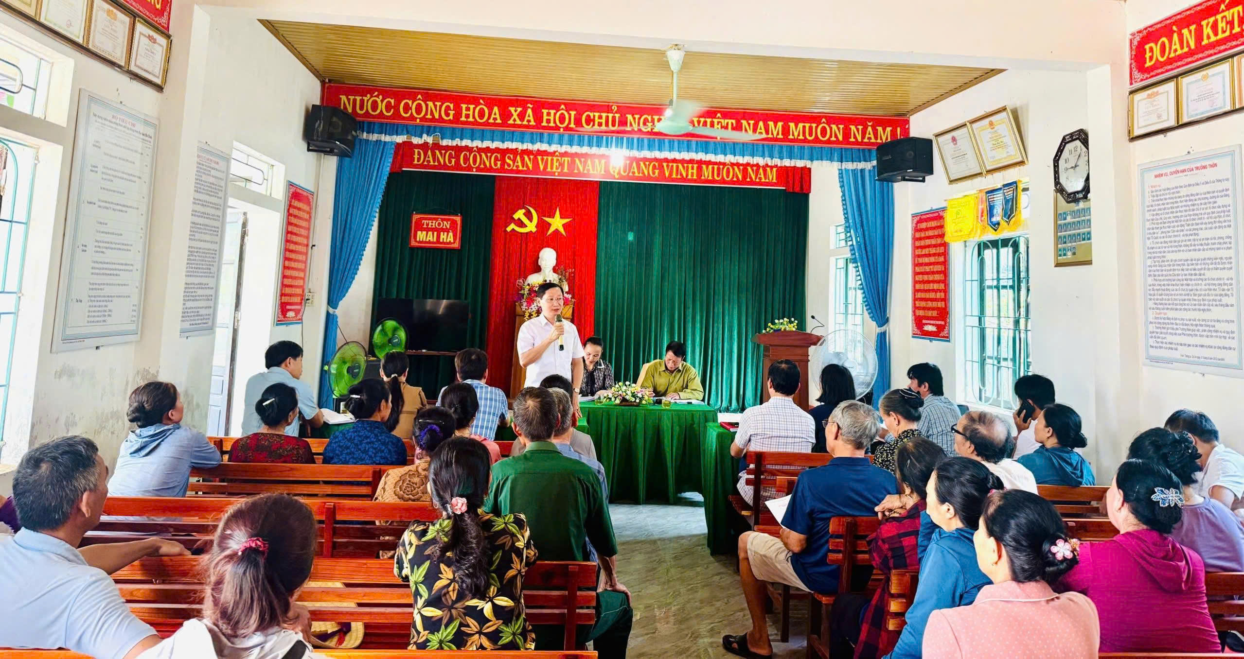 Đoàn giám sát của Hội đồng nhân dân xã Hương Sơn giám sát việc giải quyết các tồn đọng liên quan đến cấp Giấy chứng nhận quyền sử dụng đất; công nhận lại diện tích đất ở có nguồn gốc sử dụng trước năm 1980 và trước năm 1993 tại các thôn trên địa bàn xã