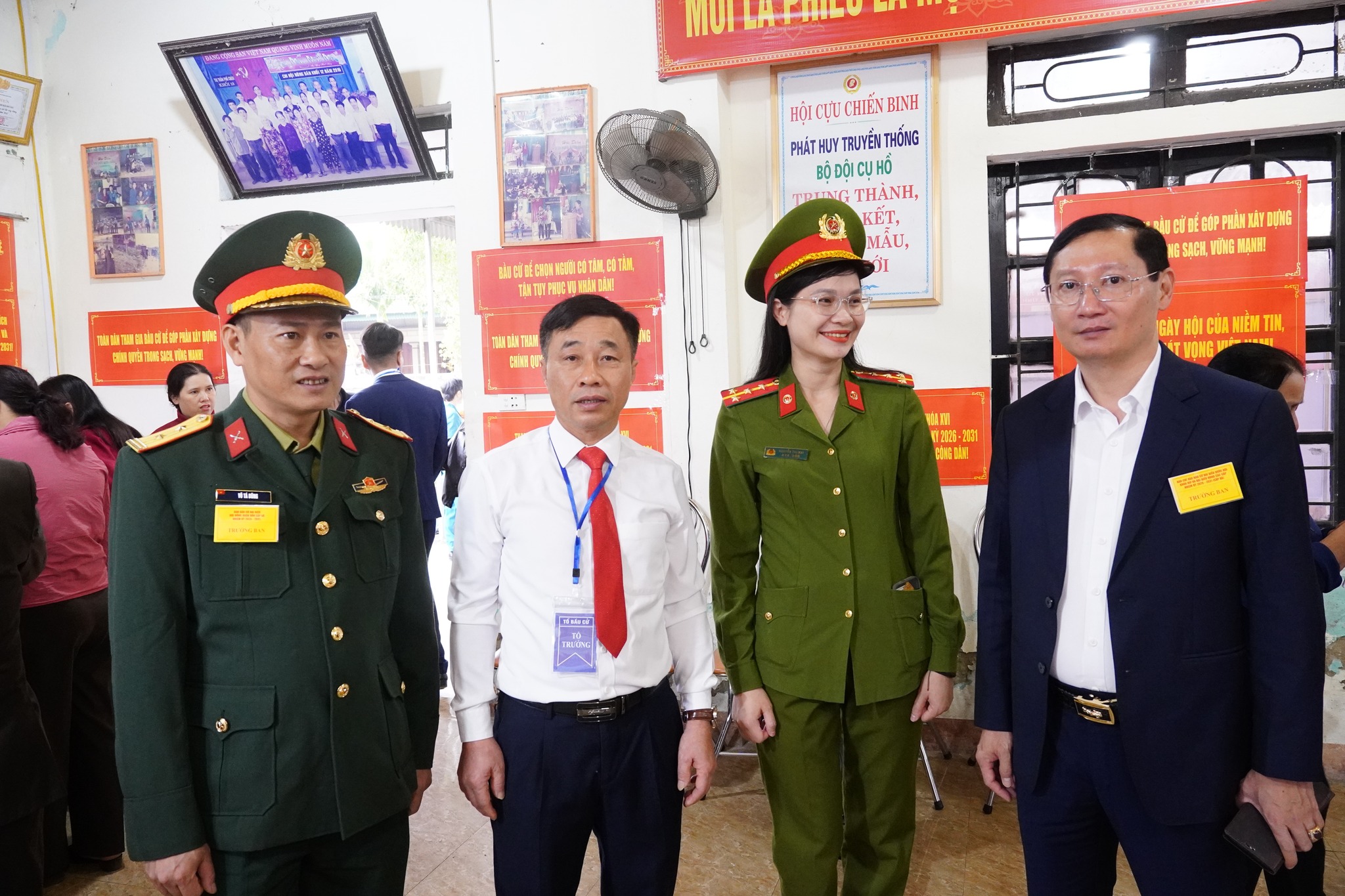 Các đồng chí trong Thường trực Đảng ủy xã Hương Sơn dự khai mạc bầu cử đại biểu Quốc hội khóa XVI và đại biểu HĐND các cấp nhiệm kỳ 2026-2031