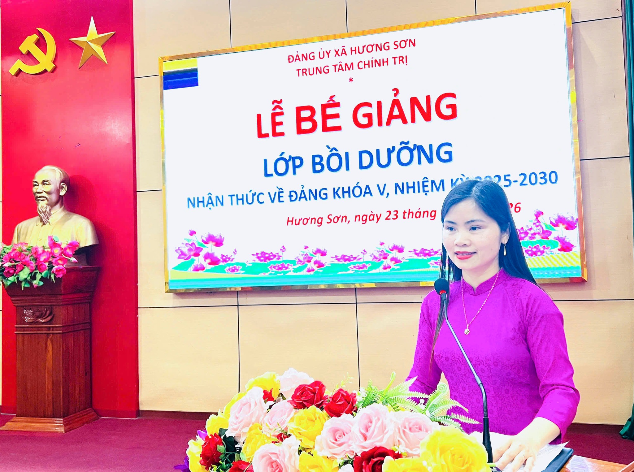 Trung tâm Chính trị xã Hương Sơn: Bế giảng Lớp Bồi dưỡng nhận thức về Đảng khóa V, nhiệm kỳ 2025 - 2030