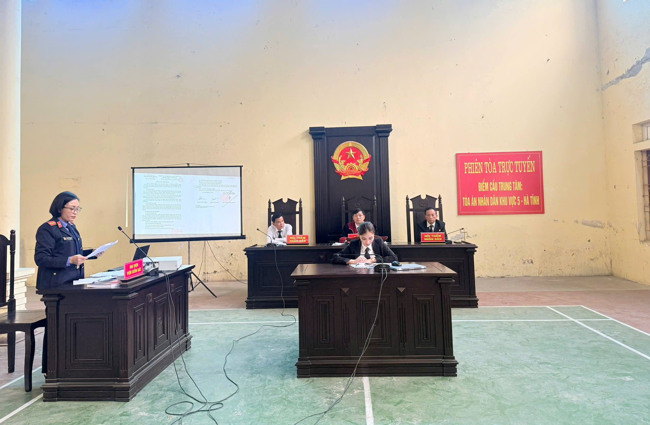 XÉT XỬ TRỰC TUYẾN BỊ CÁO SỬ DỤNG TRÁI PHÉP CHẤT MA TUÝ TRONG THỜI GIAN CAI NGHIỆN