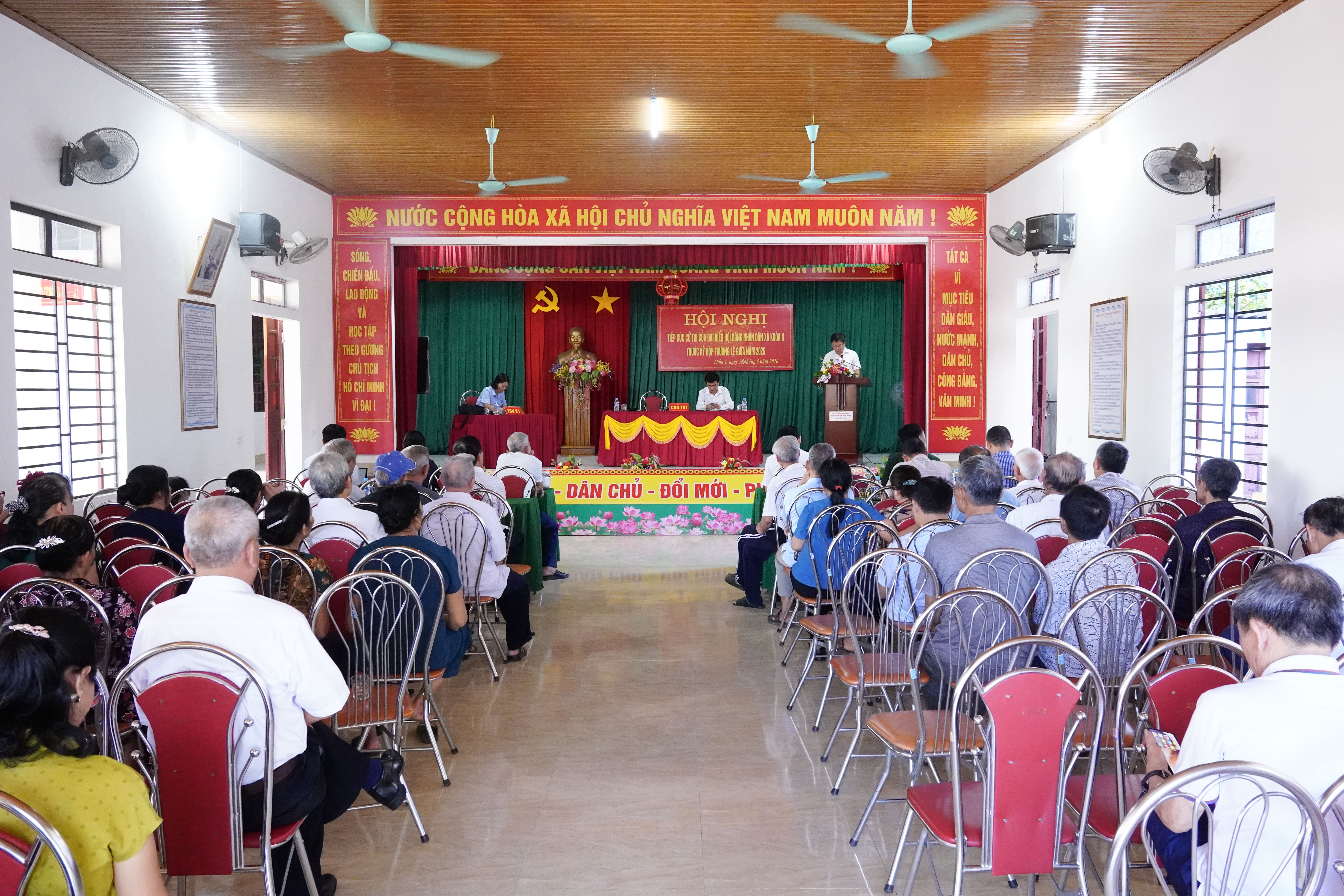           Bí thư Đảng ủy xã Hương Sơn tiếp xúc cử tri trước kỳ họp thường lệ giữa năm 2026. 