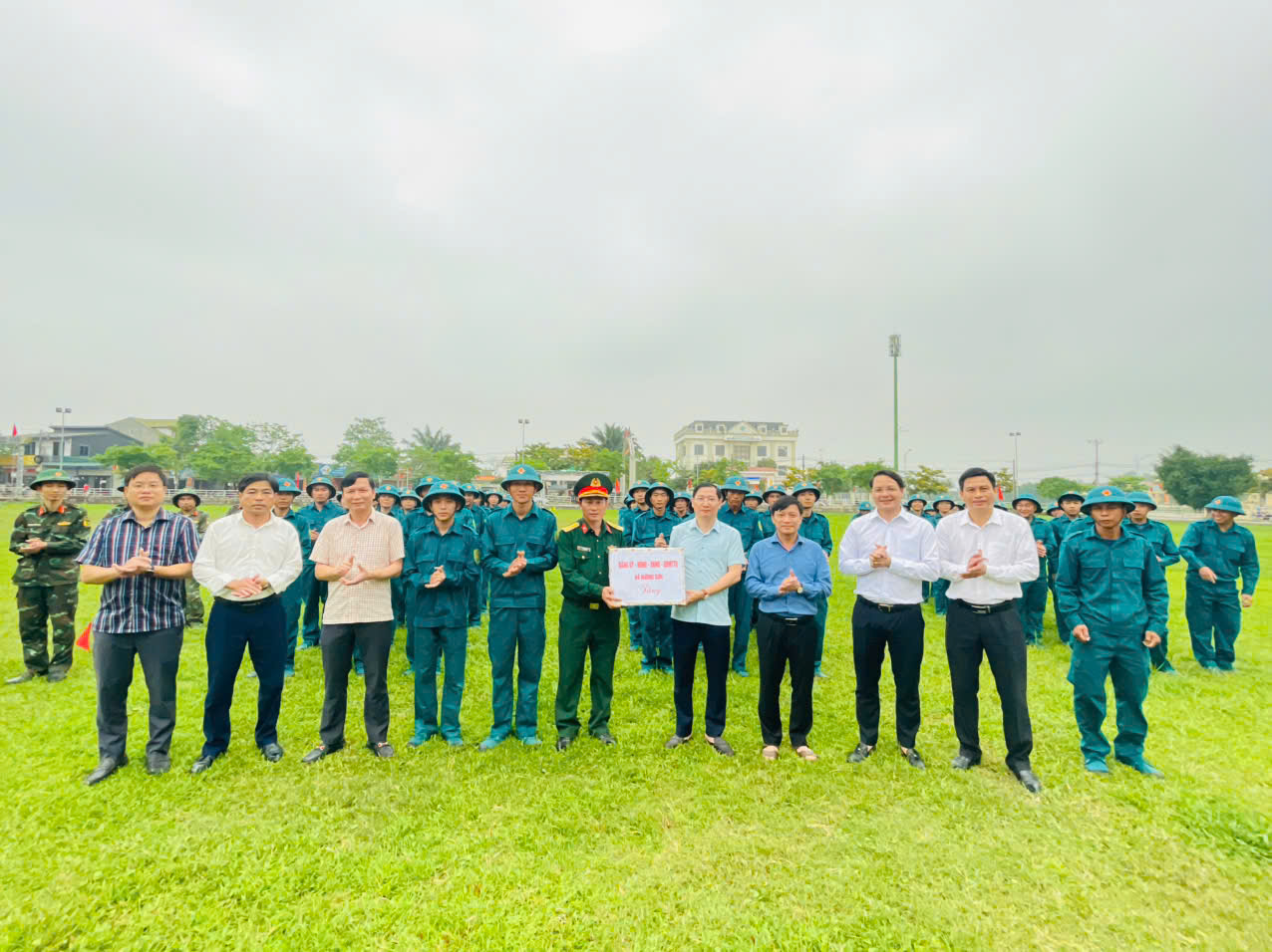 Lãnh đạo xã Hương Sơn: Thăm, động viên và tặng quà lực lượng dân quân tham gia huấn luyện năm thứ nhất