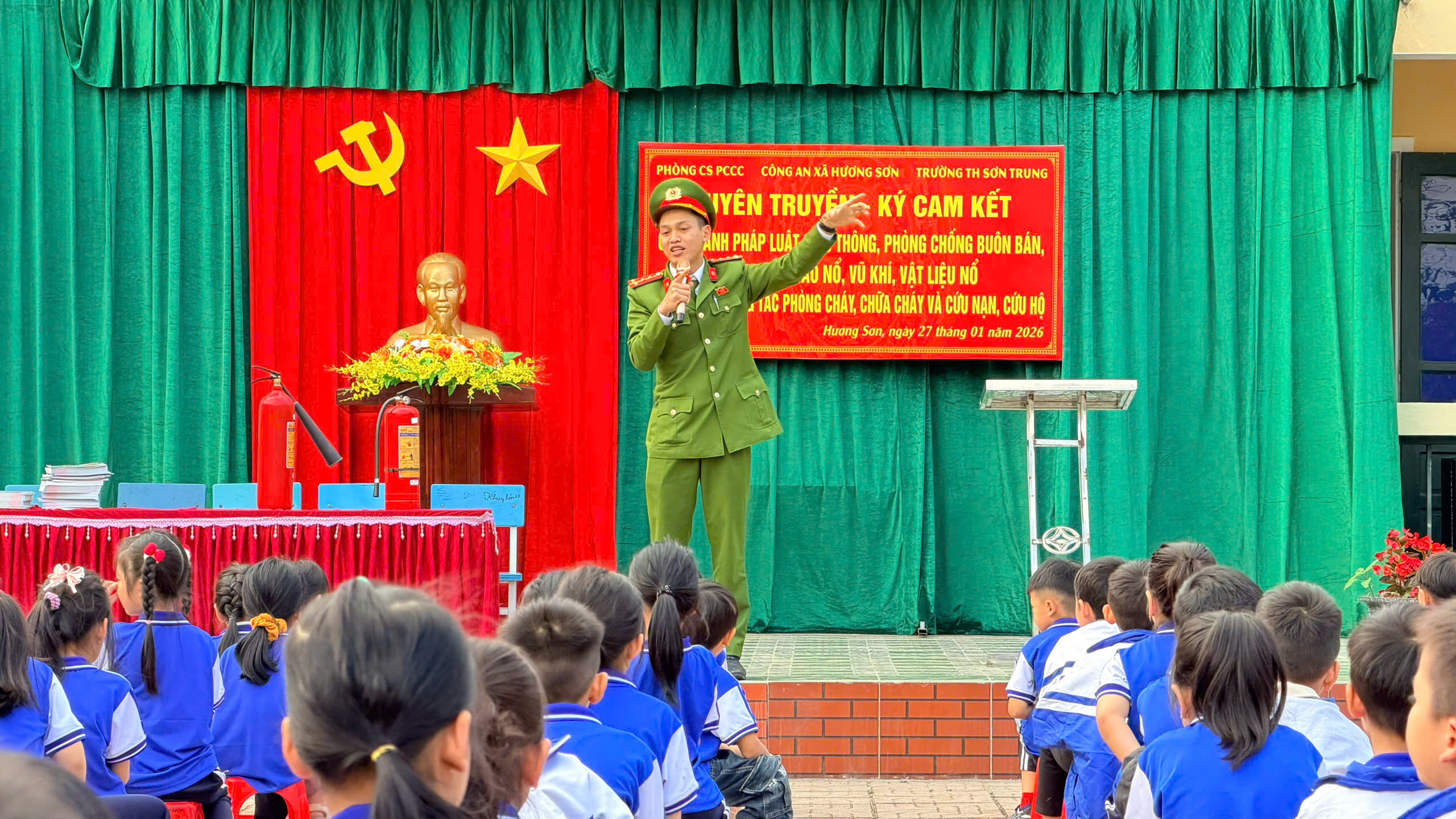 Tuyên truyền pháp luật, ký cam kết bảo đảm an ninh trật tự dịp Tết Bính Ngọ 2026