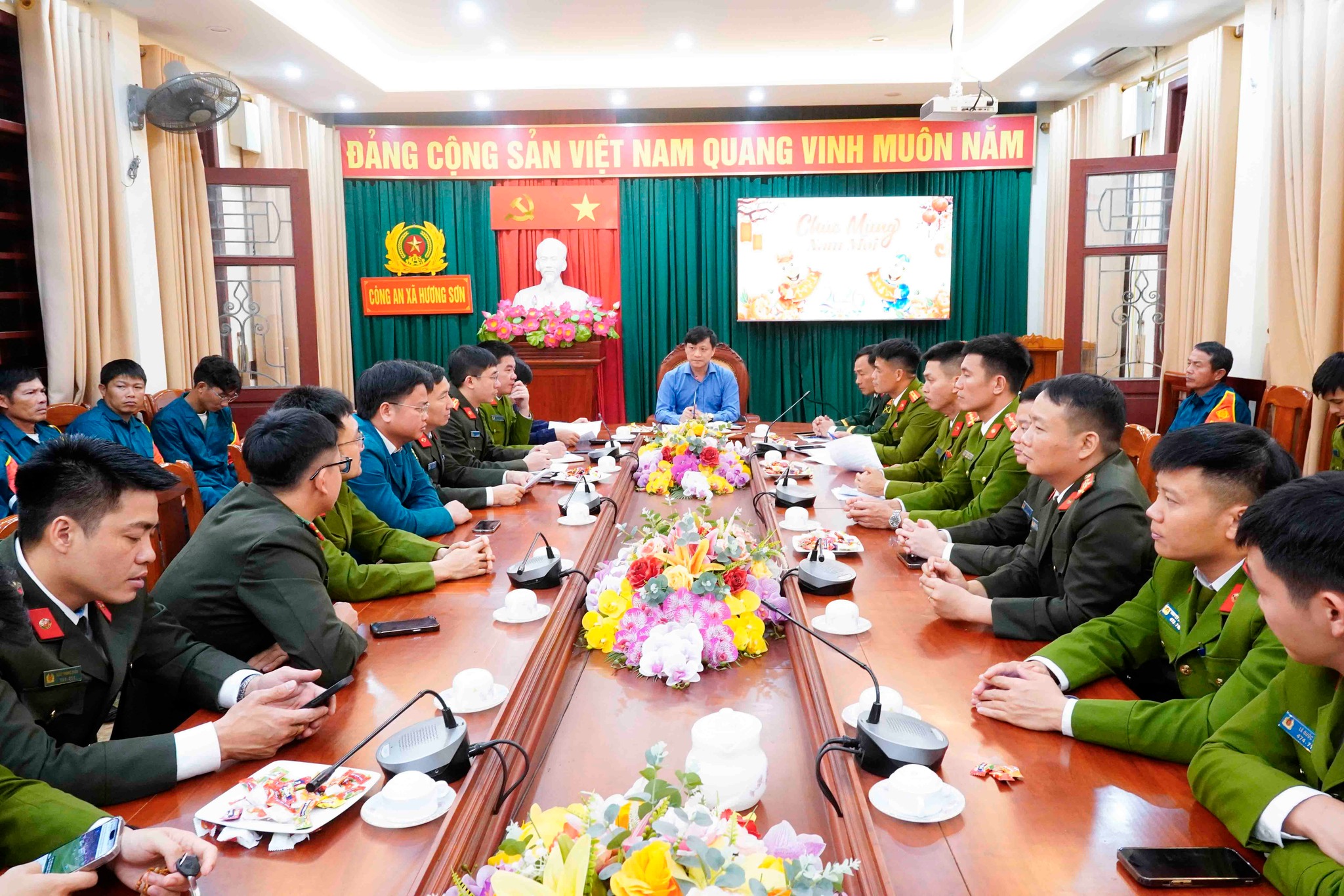 Chủ tịch UBND xã Hồ Thái Sơn kiểm tra, chỉ đạo các lực lượng trực đêm giao thừa