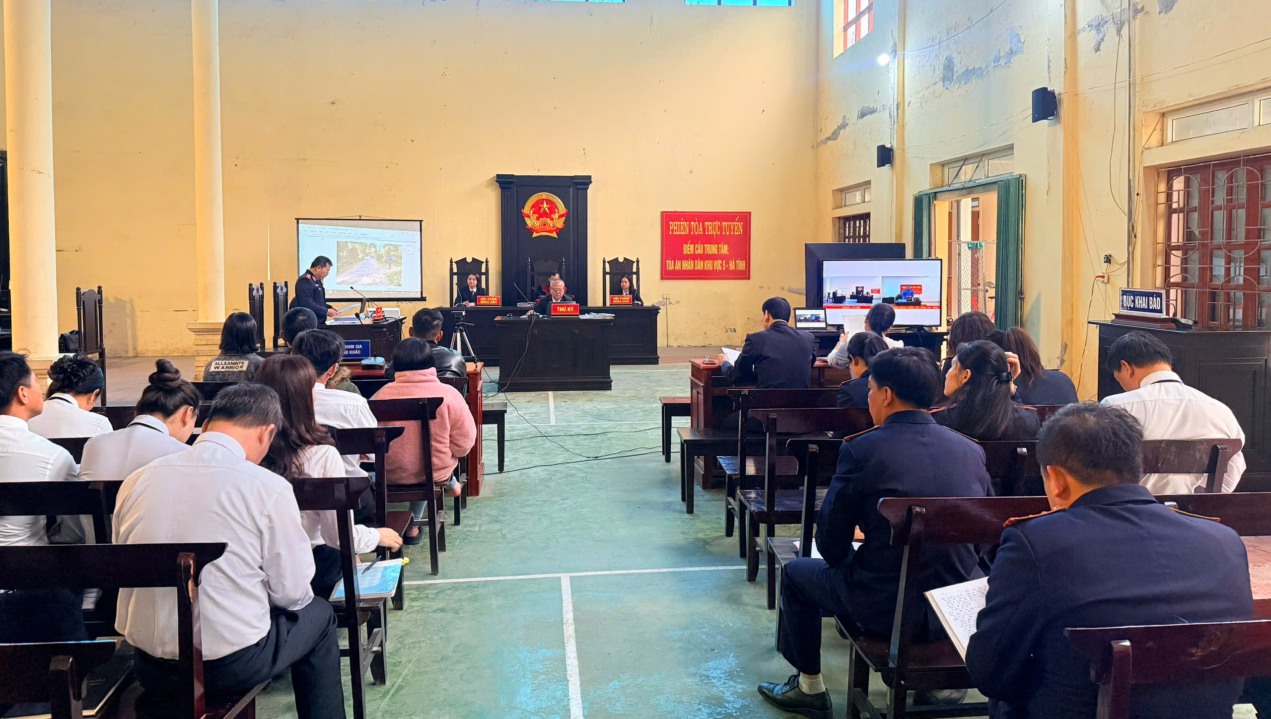 5 NĂM TÙ CHO BỊ CÁO ĐIỀU KHIỂN XE Ô TÔ THAM GIA GIAO THÔNG KHÔNG CÓ GIẤY PHÉP LÁI XE