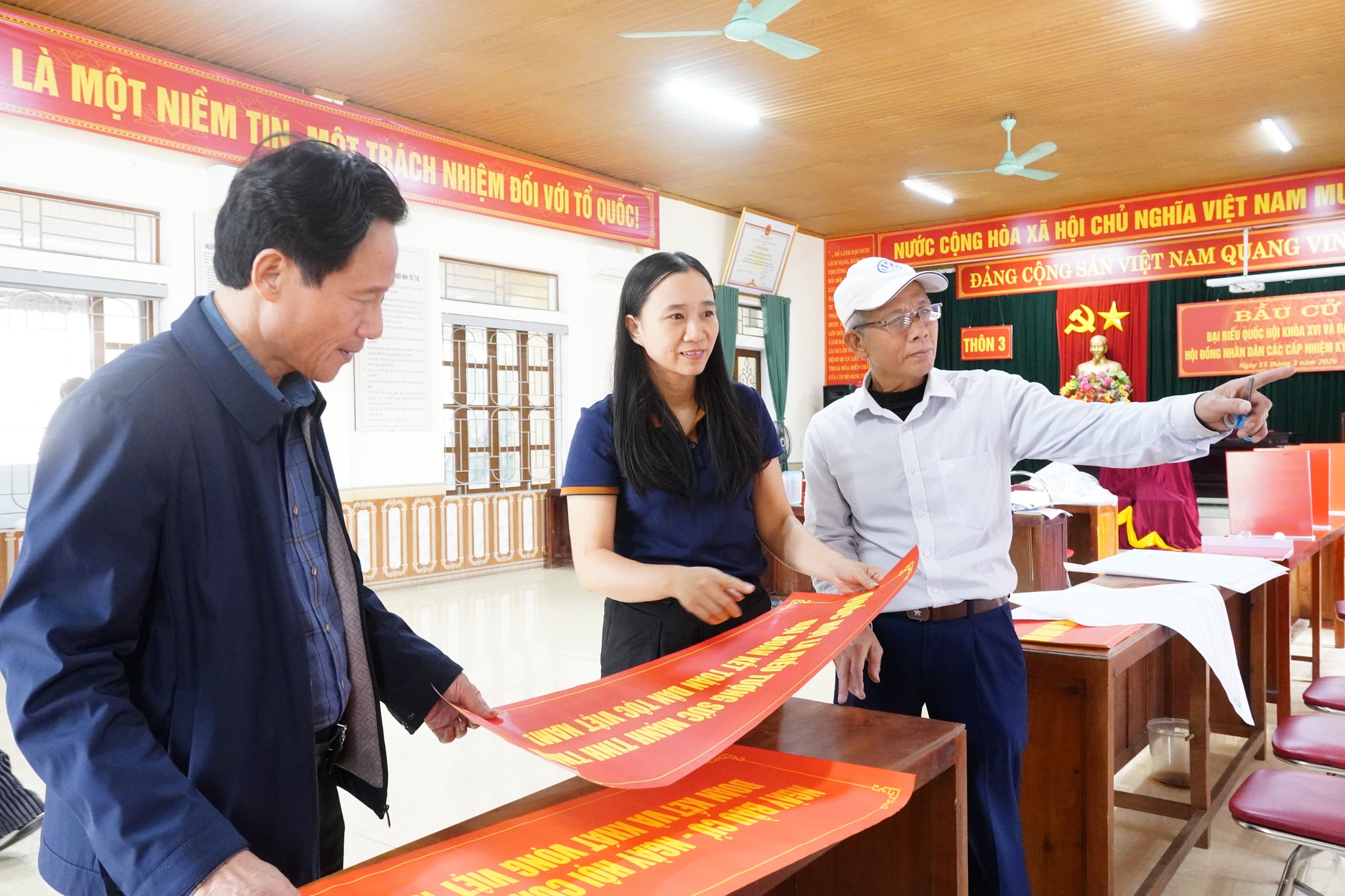 Xã Hương Sơn đã cơ bản hoàn thành công tác trang trí phục vụ bầu cử, tạo không khí phấn khởi, trang nghiêm hướng tới ngày hội lớn của toàn dân.