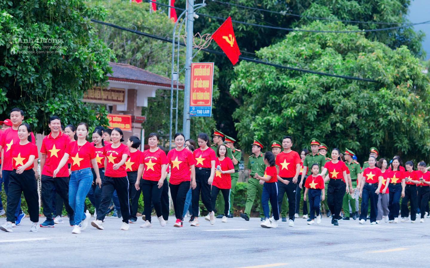 Xã Hương Sơn sôi nổi hưởng ứng chương trình đi bộ "Cùng Việt Nam tiến bước" 