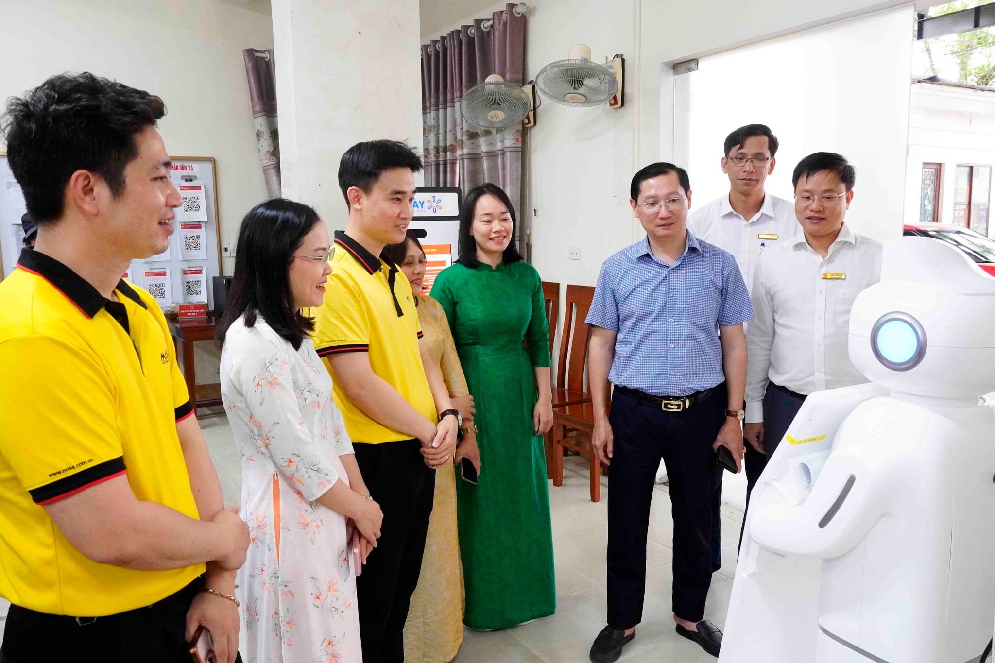 UBND xã Hương Sơn phối hợp với Công ty MISA hướng dẫn triển khai dùng thử ứng dụng trí tuệ nhân tạo (AI)