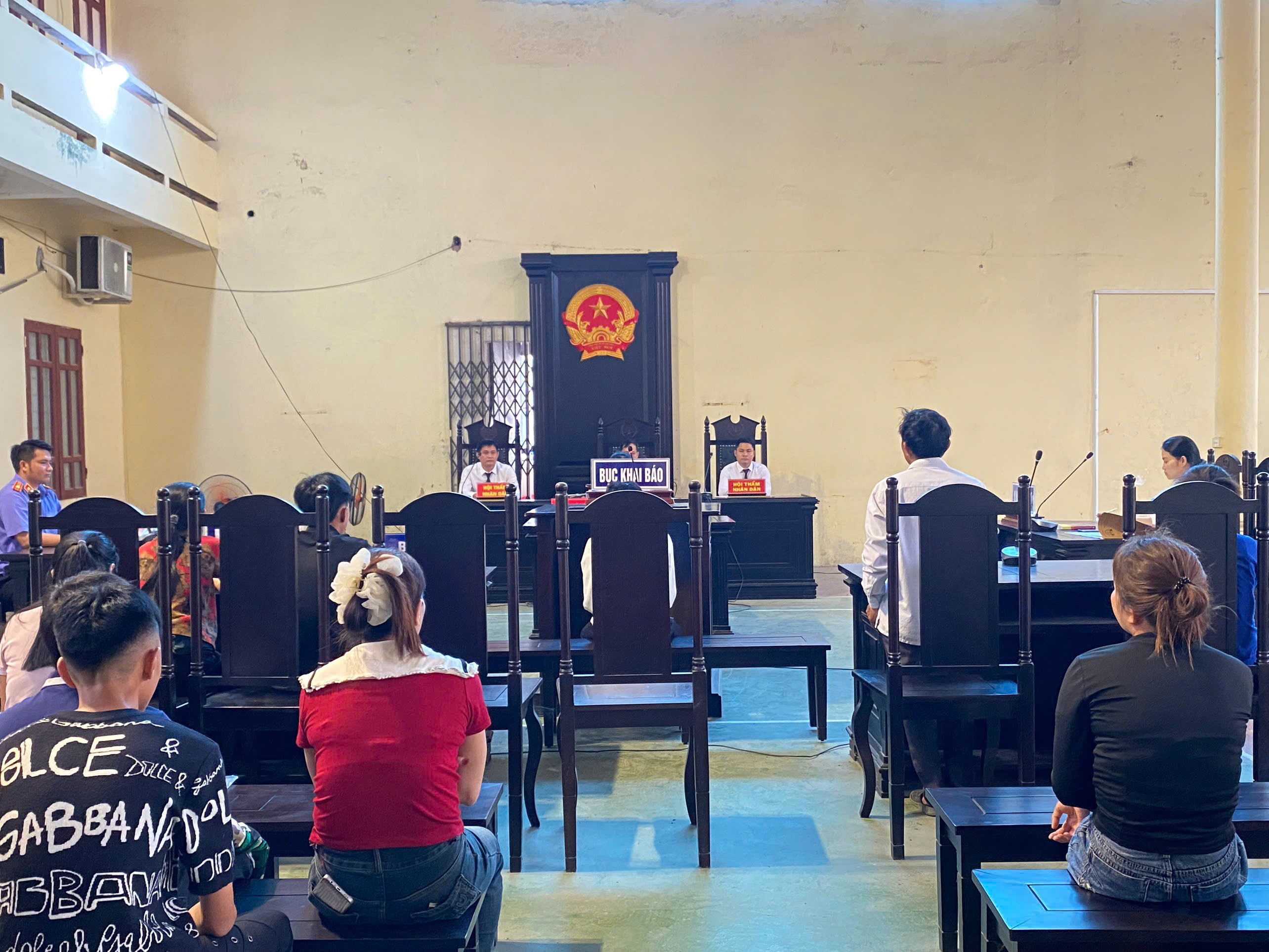 Xét xử bị cáo đe dọa bạn học, để lấy tiền tiêu xài