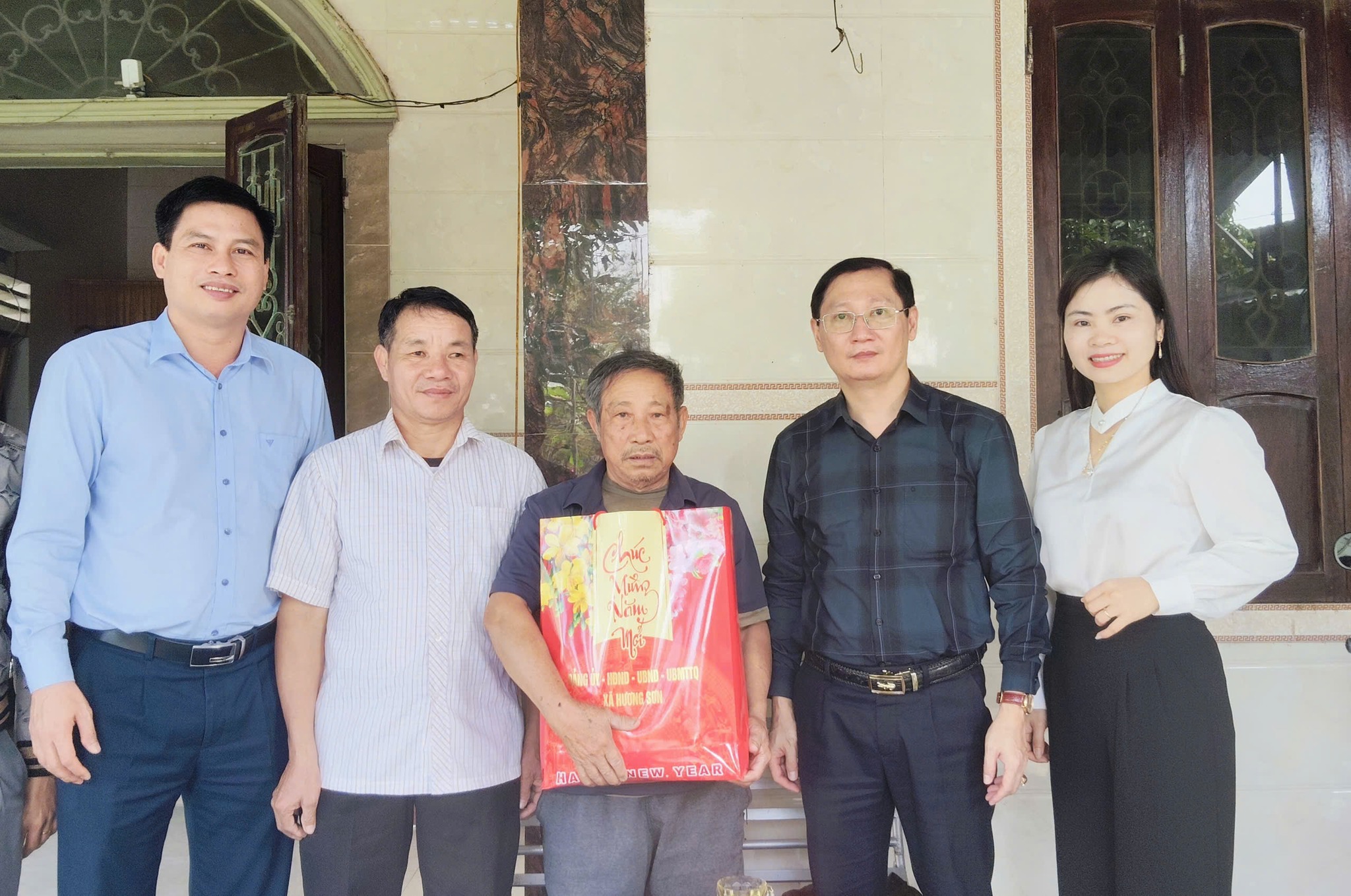 Đồng chí Bí thư Đảng ủy Lương Quốc Tuấn tặng quà Tết gia đình chính sách, bệnh binh trên địa bàn