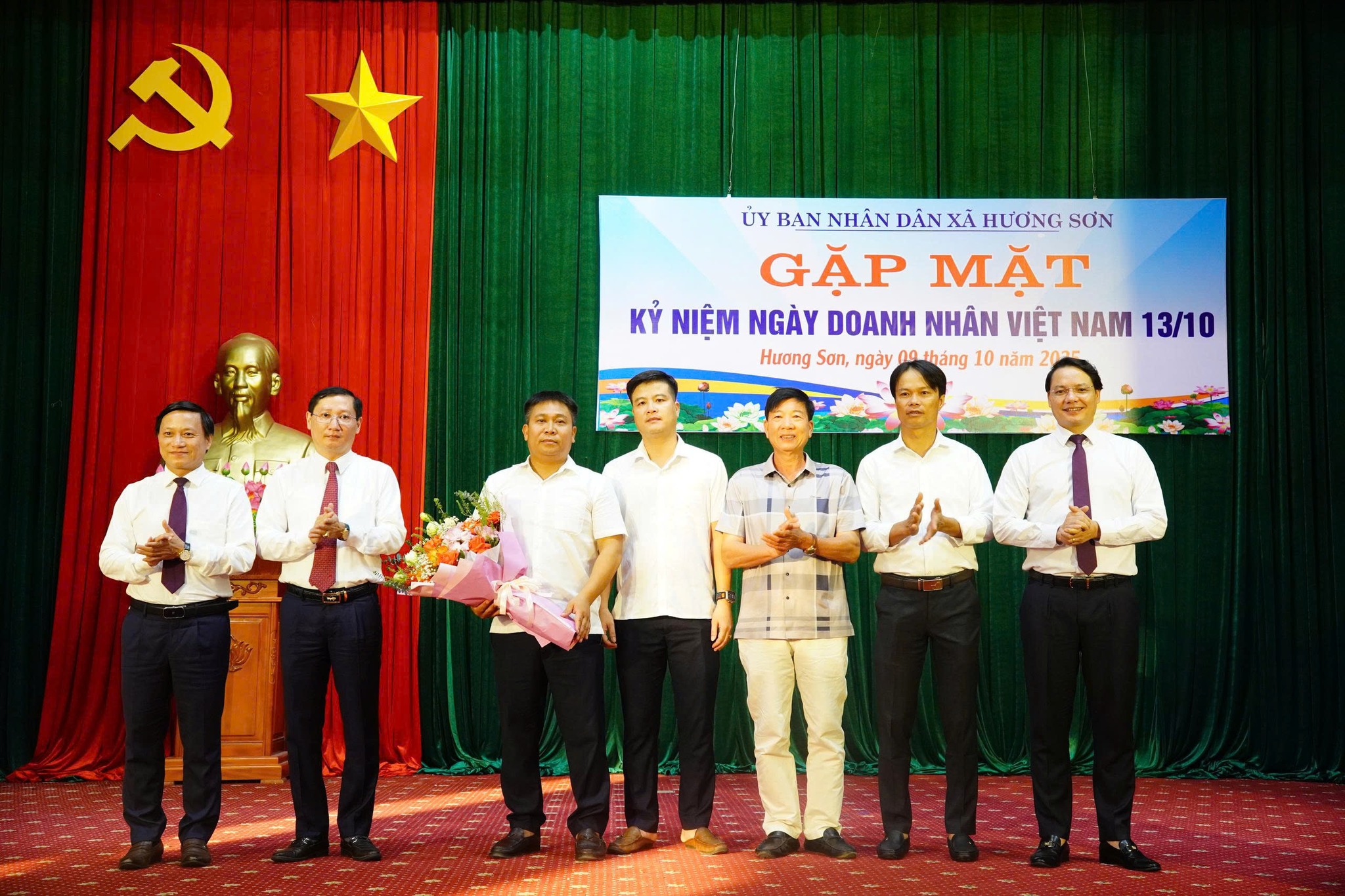 XÃ HƯƠNG SƠN TỔ CHỨC GẶP MẶT TRANG TRỌNG, THÚC ĐẨY VAI TRÒ DOANH NGHIỆP TRONG PHÁT TRIỂN KINH TẾ ĐỊA PHƯƠNG