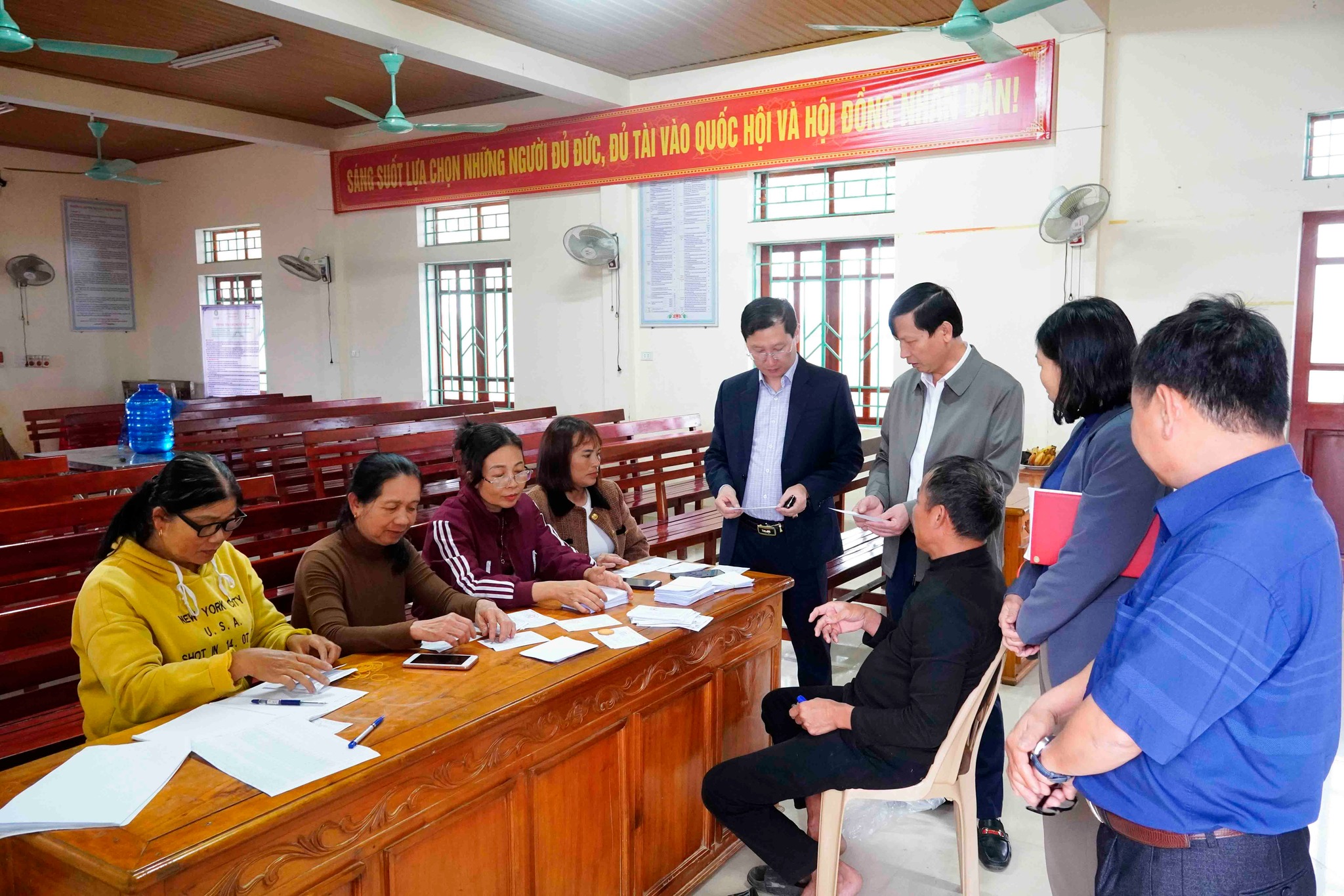 Bí thư Đảng ủy, Chủ tịch HĐND xã Hương Sơn kiểm tra giám sát công tác chuẩn bị bầu cử đại biểu Quốc hội khóa XVI và đại biểu HĐND các cấp nhiệm kỳ 2026-2031, tại 12 khu vực bỏ phiếu trên địa bàn.