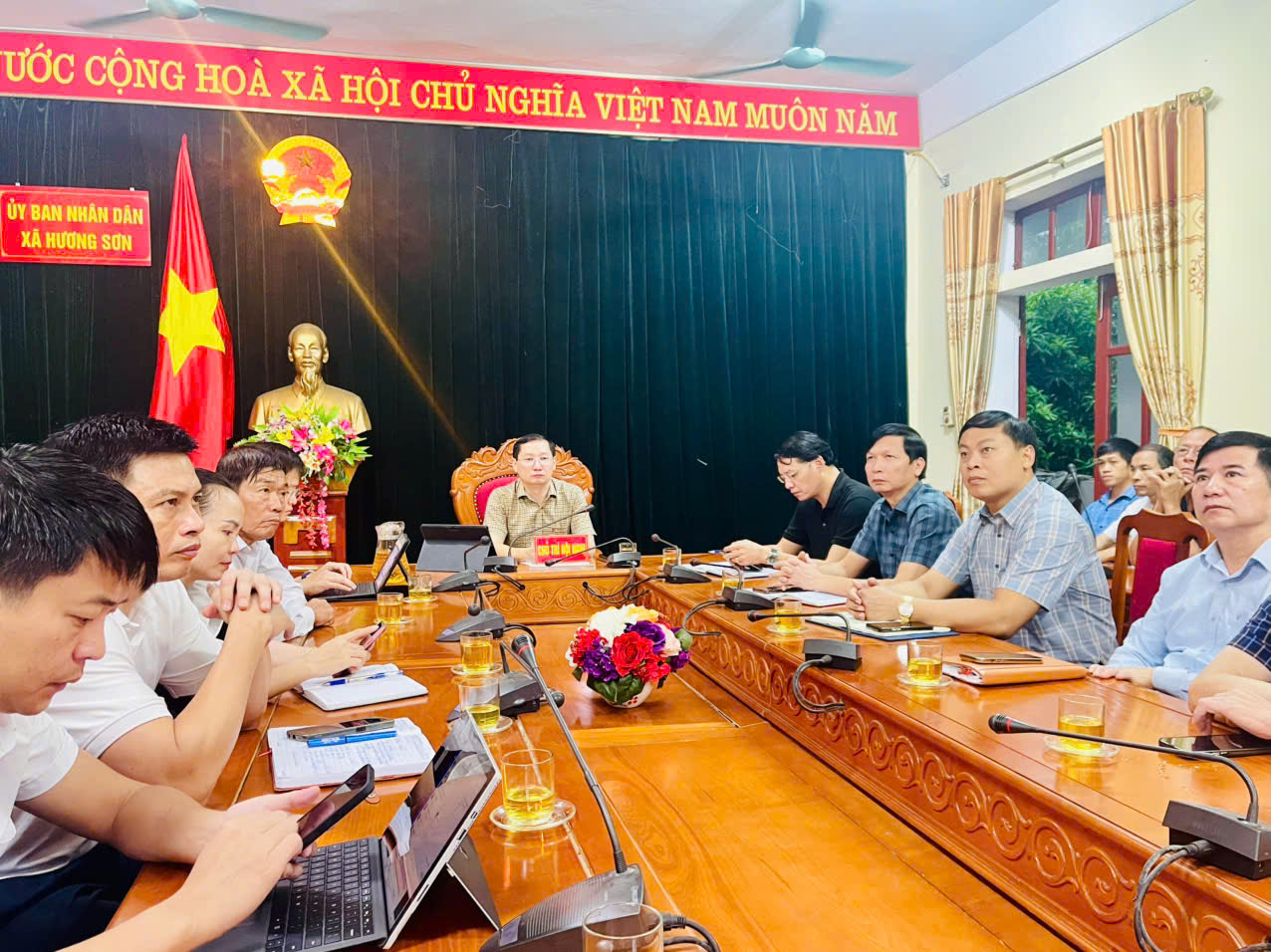 XÃ HƯƠNG SƠN KHẨN TRƯƠNG HỌP TRIỂN KHAI CÔNG TÁC PHÒNG CHỐNG CƠN BÃO SỐ 10 (BUALOI)