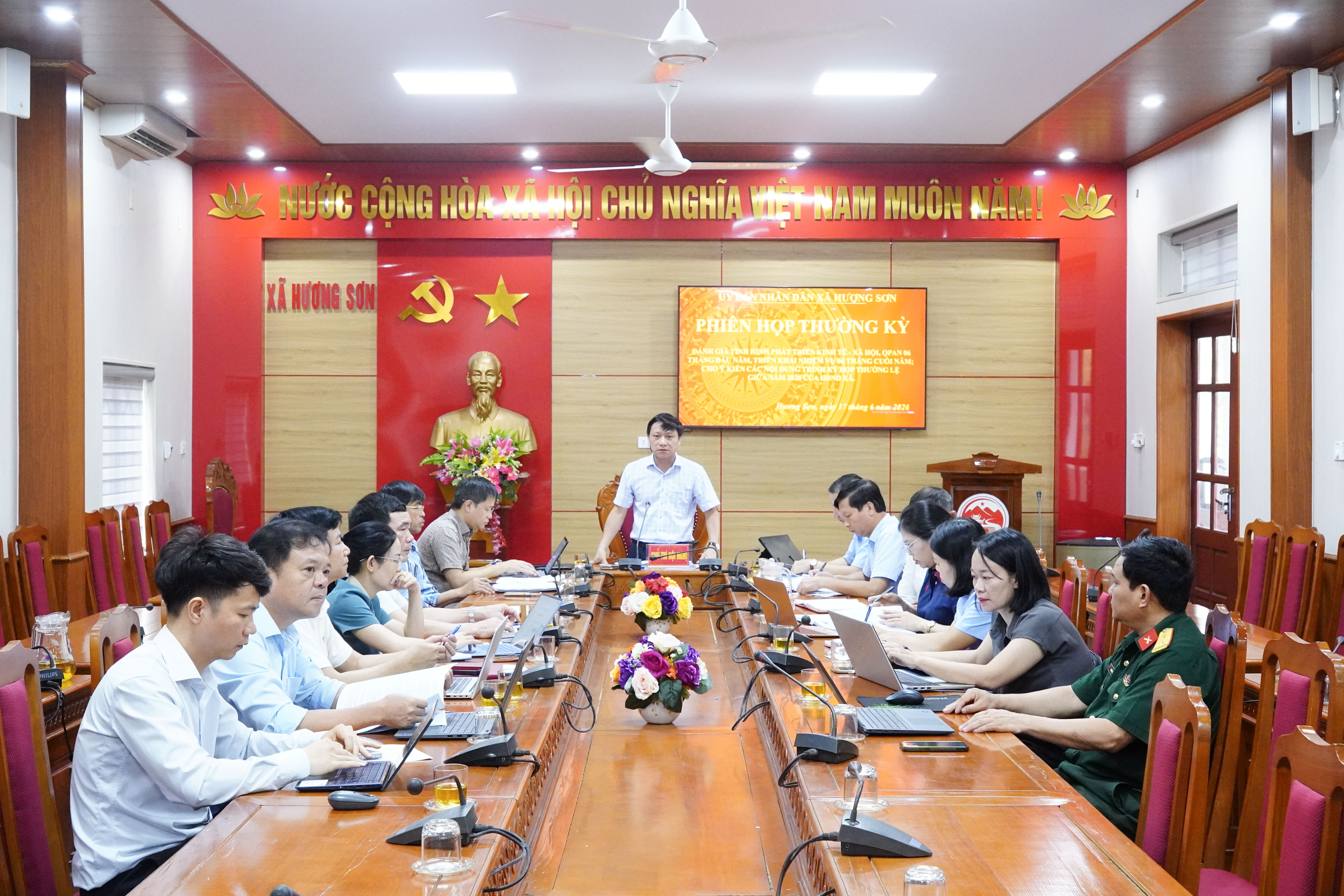 UBND XÃ HƯƠNG SƠN HỌP THƯỜNG KỲ ĐÁNH GIÁ TÌNH HÌNH KINH TẾ - XÃ HỘI 6 THÁNG ĐẦU NĂM 2026