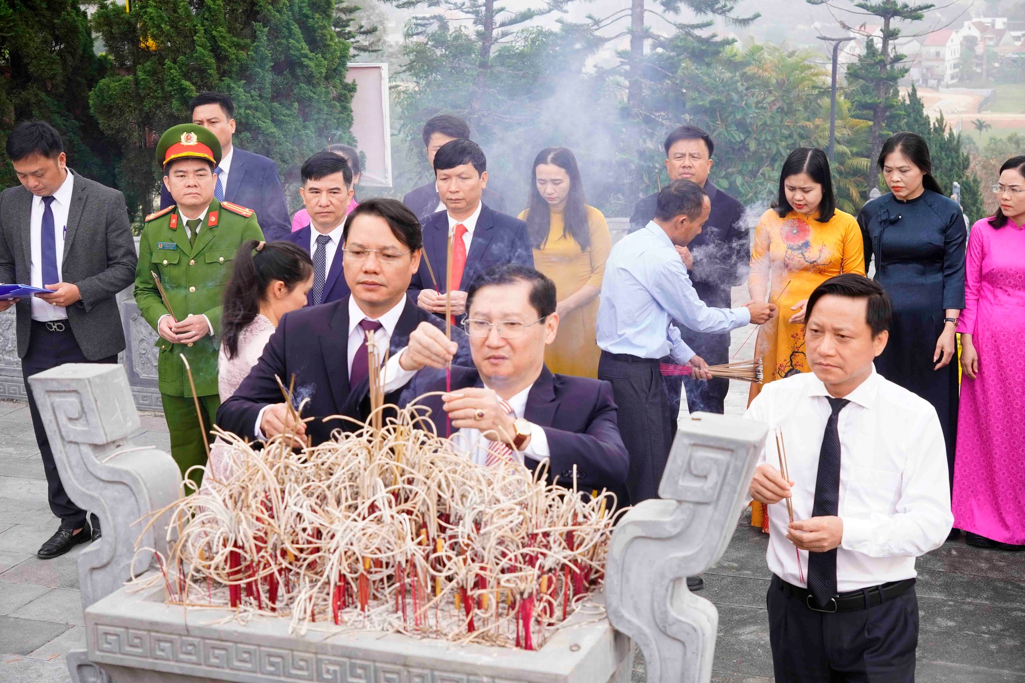 Lãnh đạo xã Hương Sơn thắp hương Nghĩa trang liệt sĩ Nầm và Khu mộ Hải Thượng Lãn Ông Lê Hữu Trác nhân dịp Tết Nguyên đán năm 2026