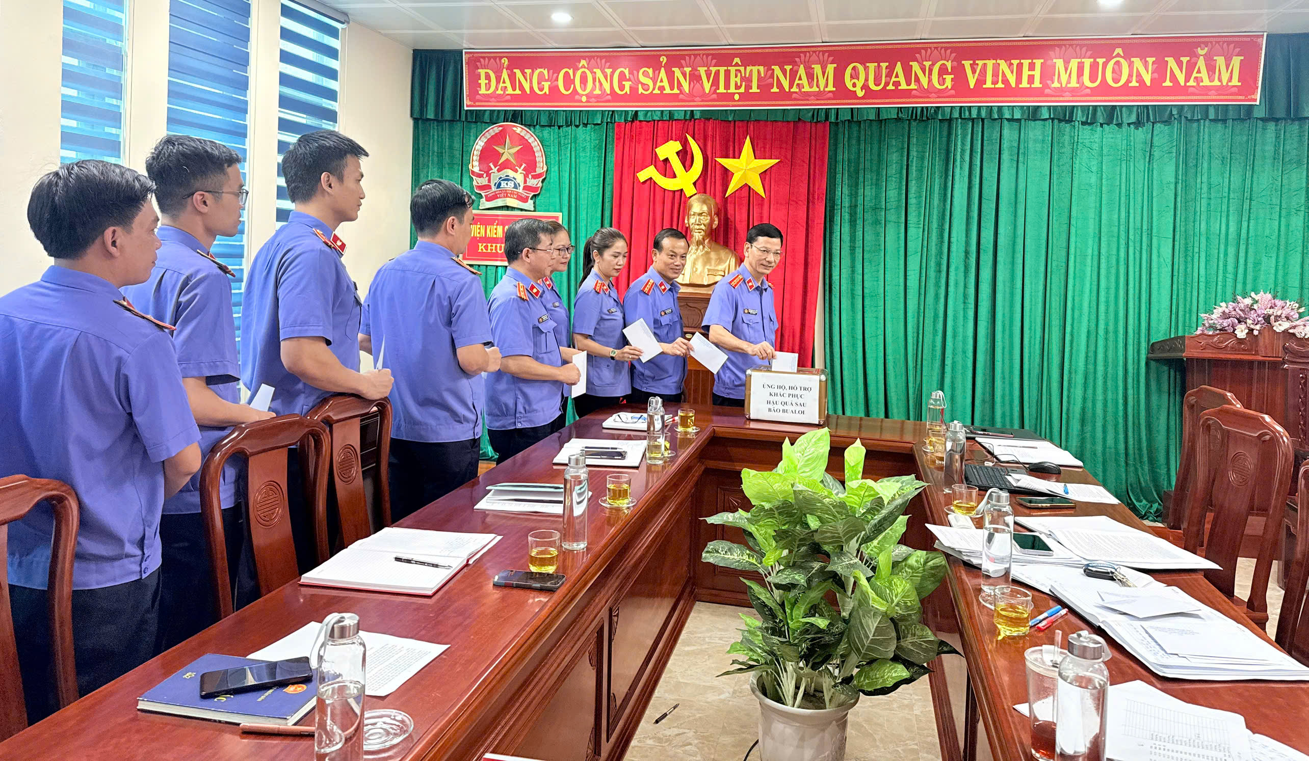 VIỆN KIỂM SÁT NHÂN DÂN KV5- HÀ TĨNH: Hưởng ứng các phong trào thi đua, chung tay hỗ trợ đồng bào vùng bão và nâng cao hiệu quả công tác