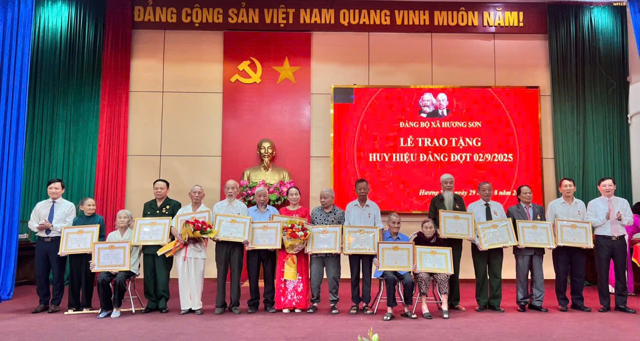 Xã Hương Sơn trao Huy hiệu Đảng cho 59 đảng viên nhân dịp Quốc khánh 2/9