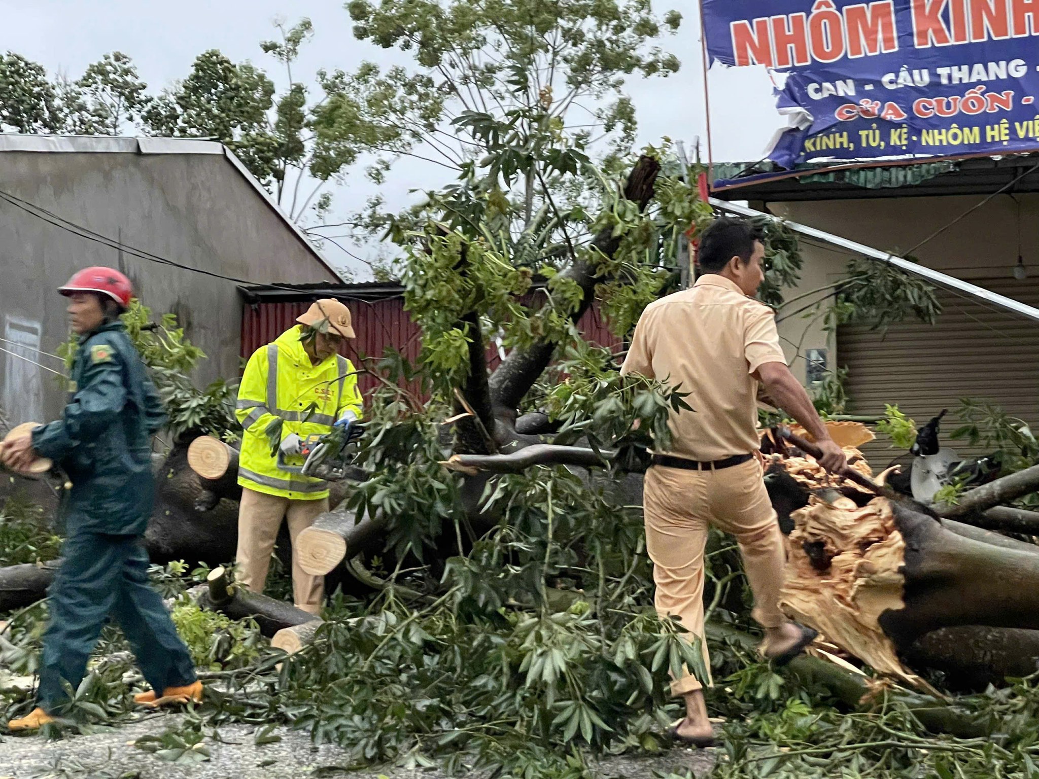 CẤP ỦY, CHÍNH QUYỀN XÃ HƯƠNG SƠN QUYẾT LIỆT CHỈ ĐẠO ỨNG PHÓ VÀ KHẮC PHỤC HẬU QUẢ BÃO SỐ 10