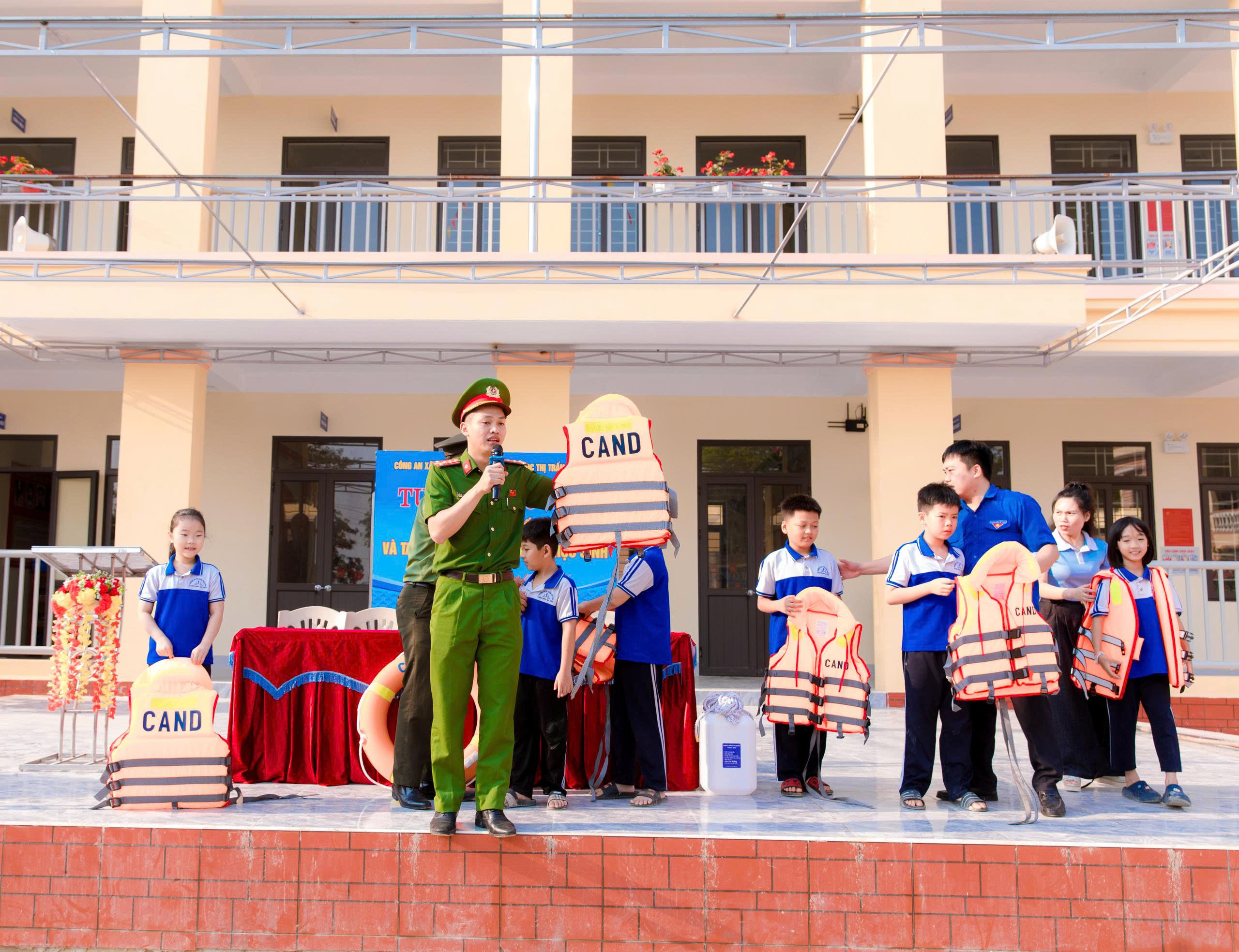 Hương Sơn: Trang bị kỹ năng “vàng” trong phòng, tránh đuối nước cho học sinh