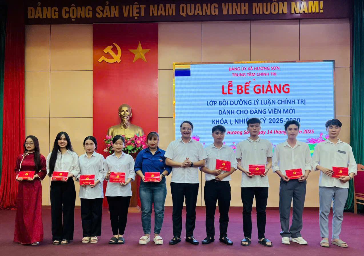 Bế giảng lớp Bồi dưỡng lý luận chính trị dành cho Đảng viên mới khóa I, nhiệm kỳ 2025 -2030