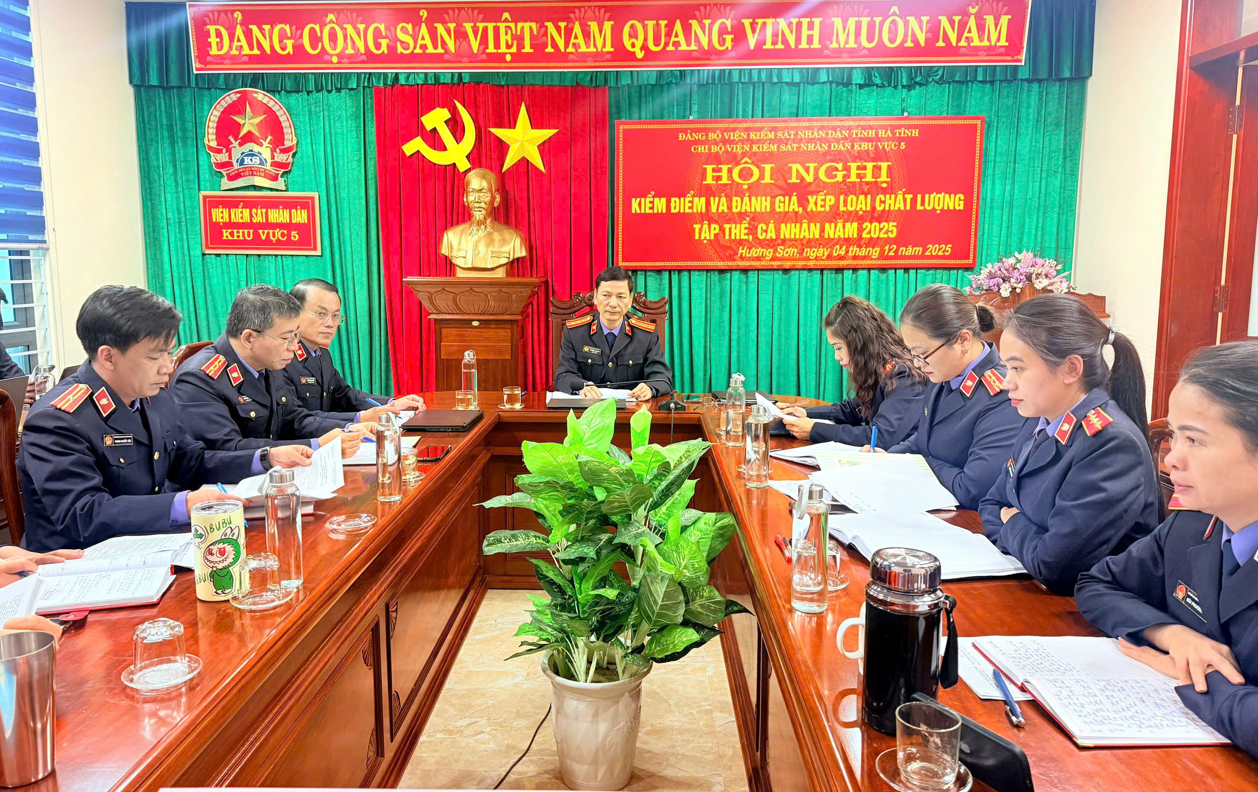 CHI BỘ VIỆN KSND KHU VỰC 5, HÀ TĨNH TỔ CHỨC HỌP KIỂM ĐIỂM, ĐÁNH GIÁ XẾP LOẠI TẬP THỂ VÀ CÁ NHÂN NĂM 2025