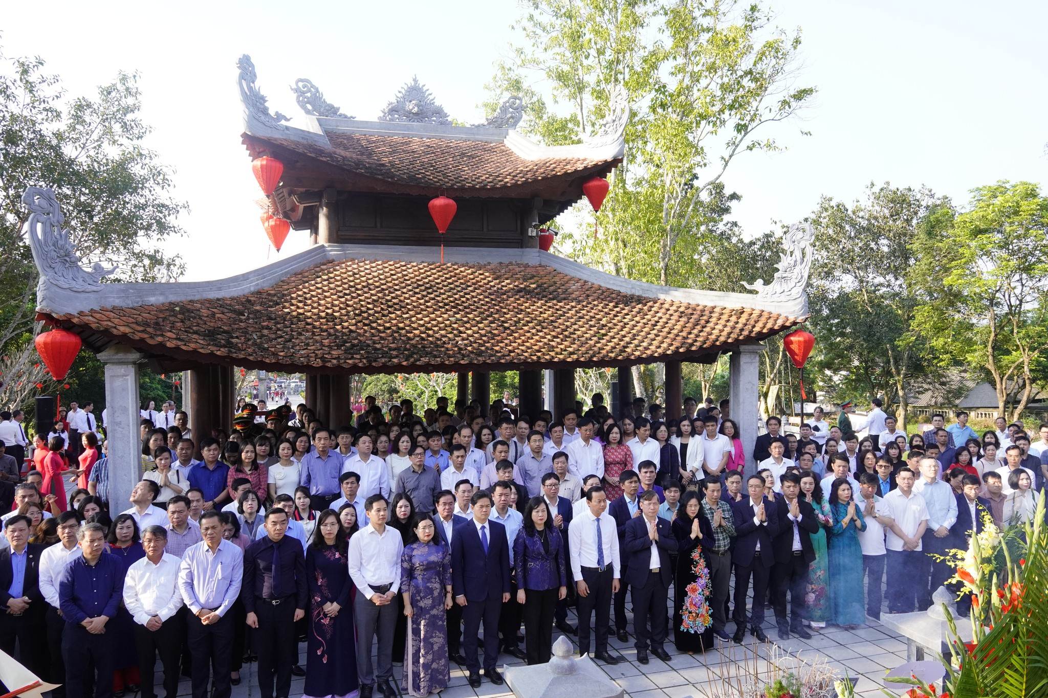 Lễ Tưởng niệm 235 năm ngày mất Đại danh y Hải Thượng Lãn Ông Lê Hữu Trác thu hút hàng ngàn lượt du khách về dâng hương.