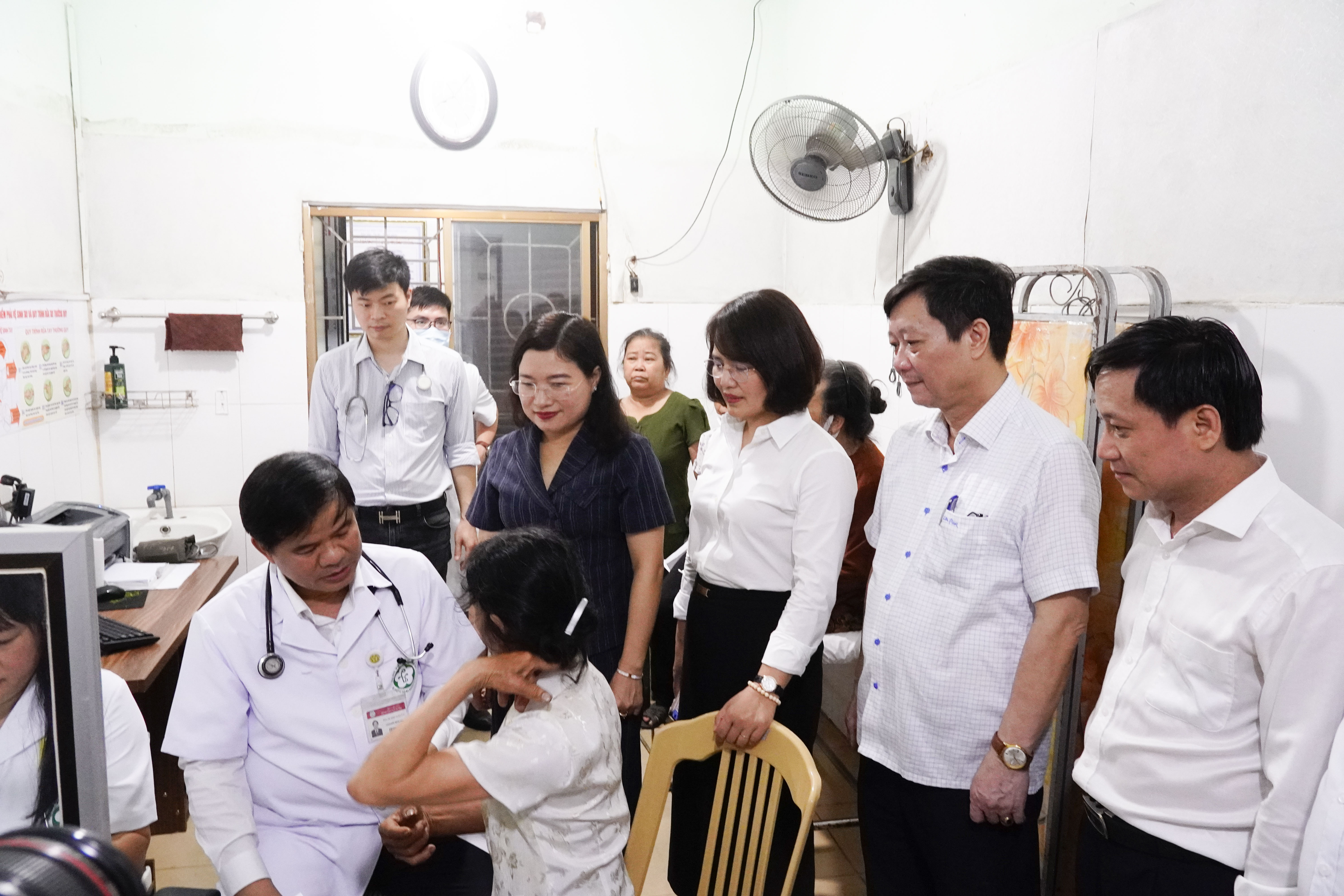 Khám tư vấn sức khỏe cho trên 500 người có công, gia đình chính sách, hộ nghèo xã Hương Sơn