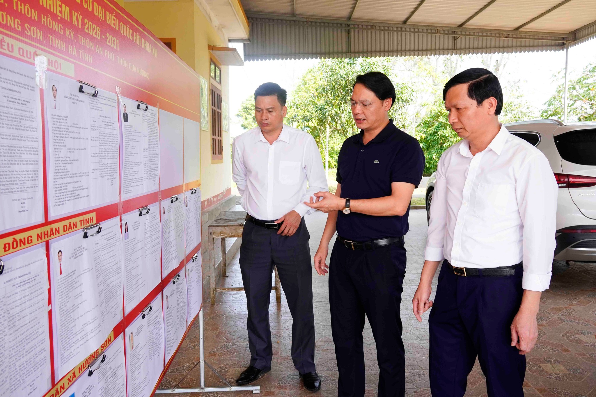 Đồng chí Phó Bí thư Thường trực Đảng ủy xã Hương Sơn kiểm tra tại một số điểm bỏ phiếu