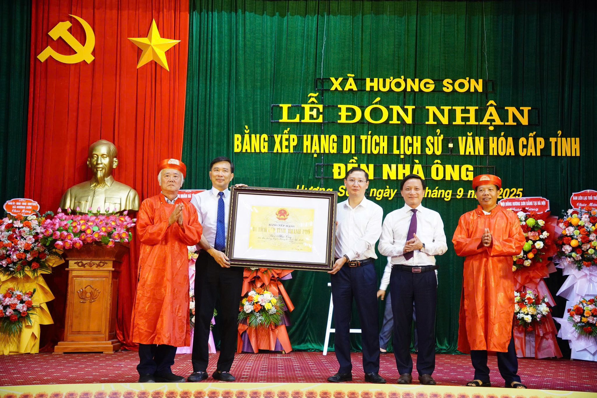 XÃ HƯƠNG SƠN ĐÓN NHẬN BẰNG XẾP HẠNG DI TÍCH LSVH CẤP TỈNH ĐỀN NHÀ ÔNG