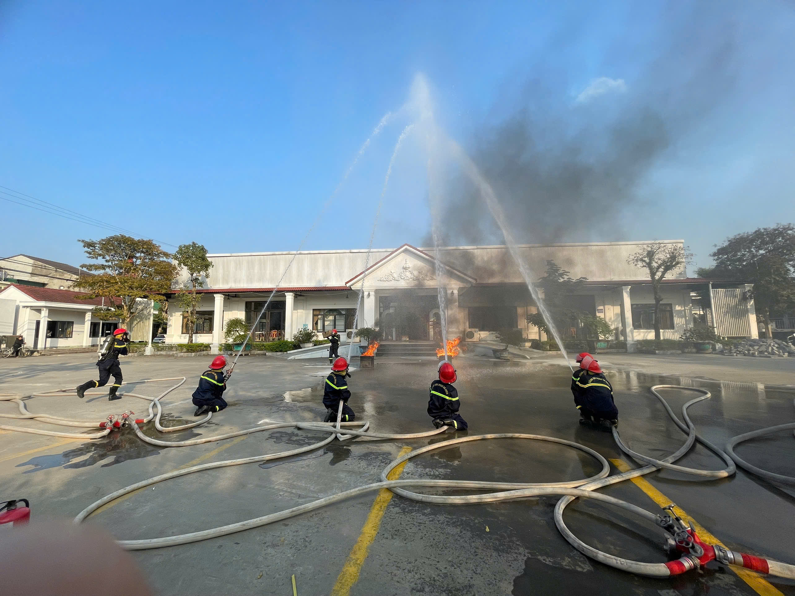 Phòng Cảnh sát PCCC và CNCH – Công an tỉnh Hà Tĩnh thực tập phương án chữa cháy và cứu nạn, cứu hộ