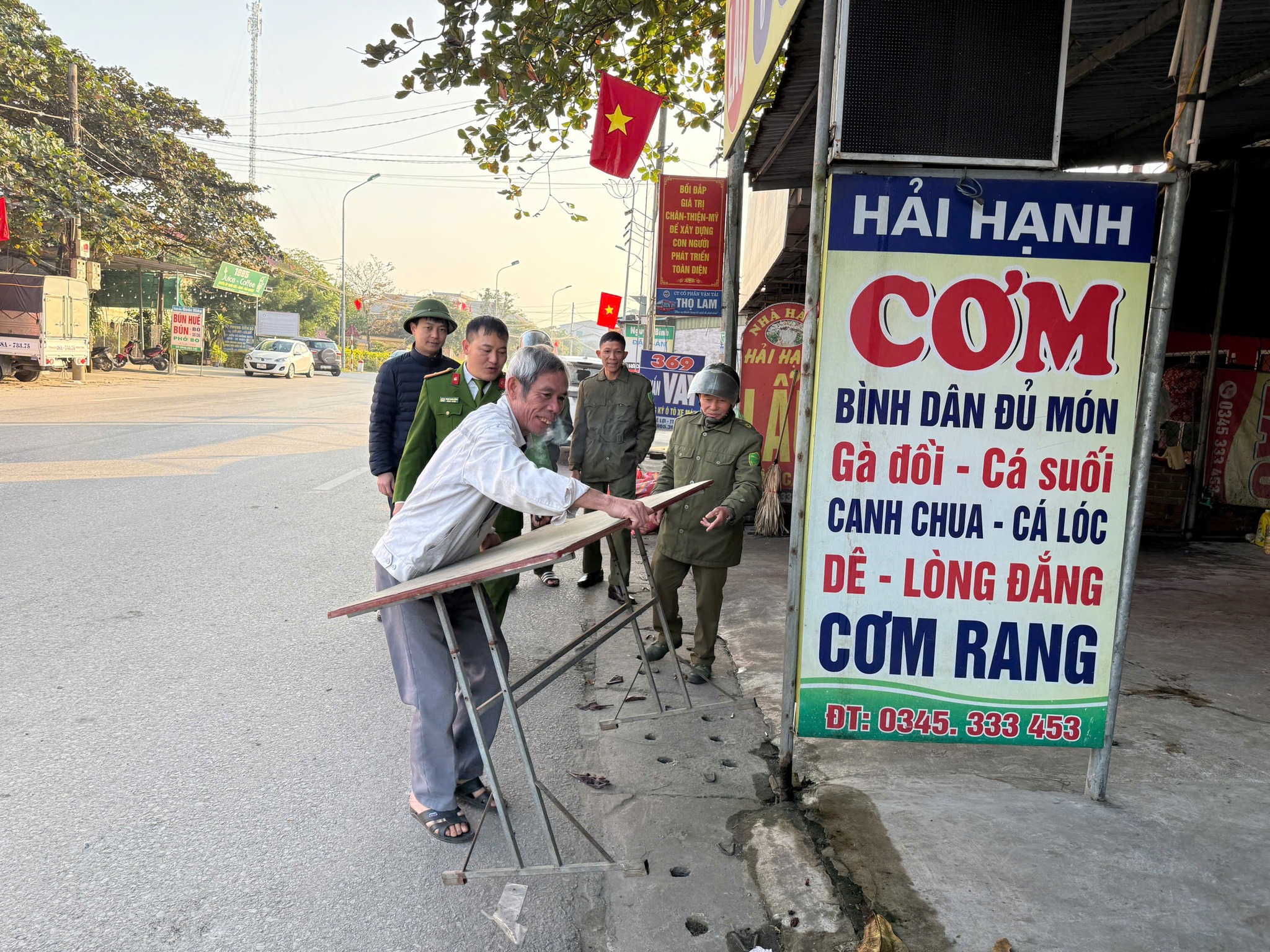 Xã Hương Sơn: Tập trung tuyên truyền vận động giải tỏa hành lang ATGT