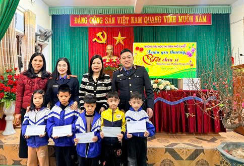 NHIỀU PHẦN QUÀ Ý NGHĨA ĐẾN VỚI CÁC EM HỌC SINH CÓ HOÀN CẢNH  KHÓ KHĂN TRONG DỊP TẾT NGUYÊN ĐÁN BÍNH NGỌ 2026