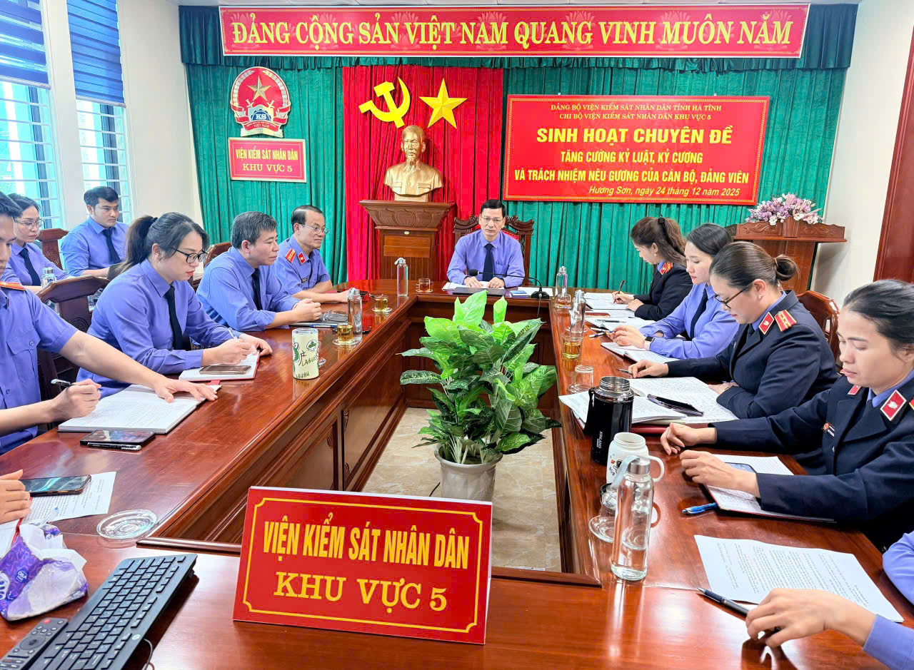 Chi bộ Viện kiểm sát nhân dân khu vực 5, tỉnh Hà Tĩnh, tổ chức sinh hoạt chuyên đề “TĂNG CƯỜNG KỶ LUẬT, KỶ CƯƠNG VÀ TRÁCH NHIỆM NÊU GƯƠNG CỦA CÁN BỘ, ĐẢNG VIÊN”