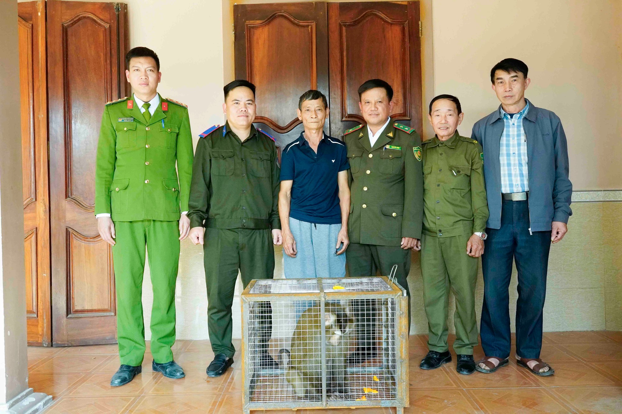 Bắt được động vật quý, người dân bàn giao cho lực lượng chức năng