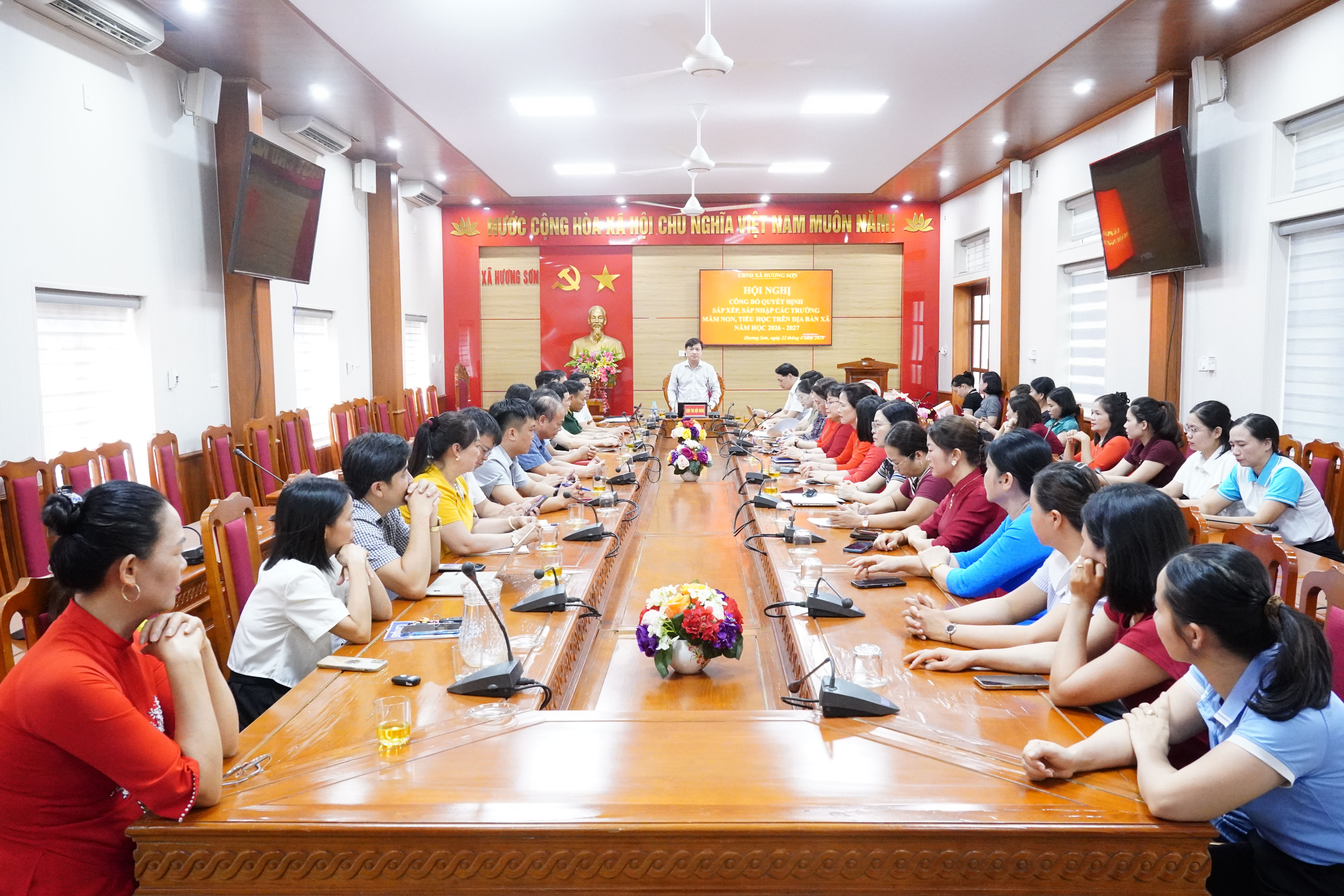 UBND Xã Hương Sơn: Công bố các quyết định sáp nhập trường mầm non, tiểu học trên địa bàn
