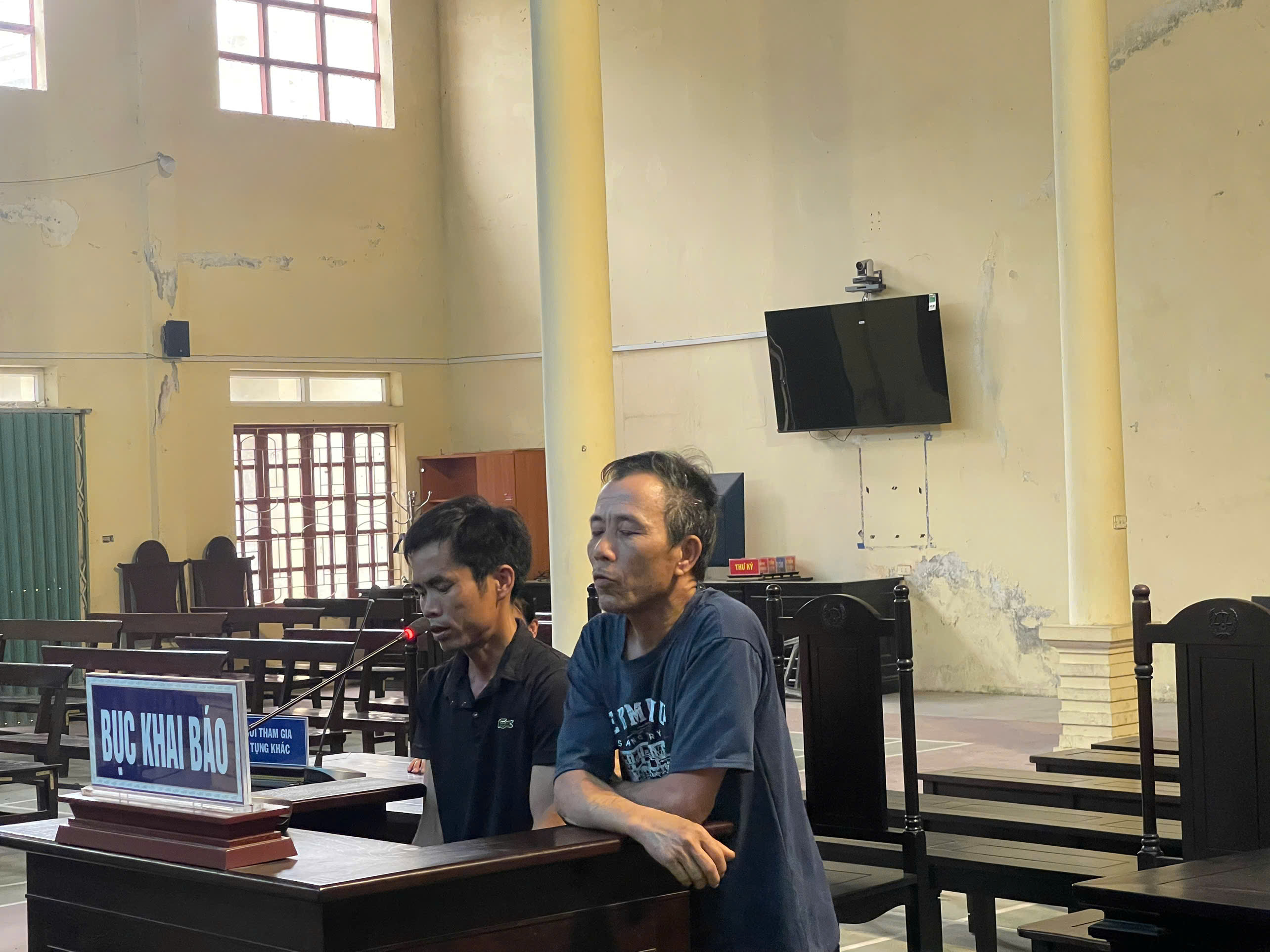 Xét xử bị cáo rủ nhau lấy trộm tài sản người quen