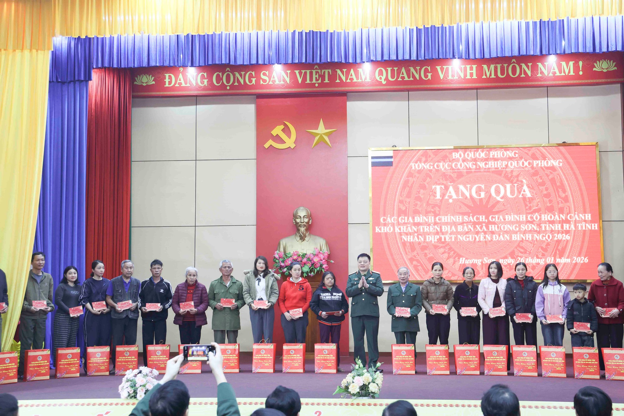 Tổng cục Công nghiệp quốc phòng, tặng quà các gia đình chính sách, hoàn cảnh khó khăn trên địa bàn xã Hương Sơn